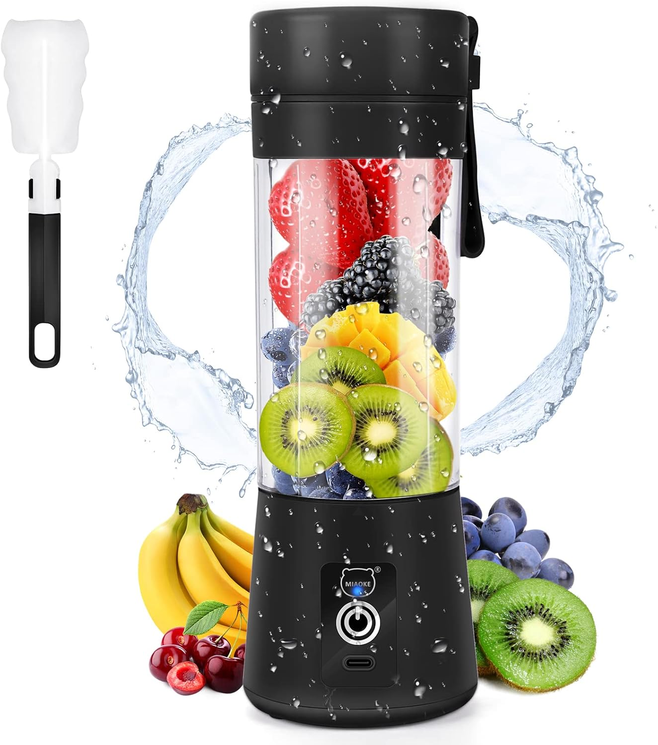 Ein schwarzer Mixer mit Früchten wie Erdbeeren, Kiwi und Mango, daneben Bananen und Trauben, mit Wasserspritzer.