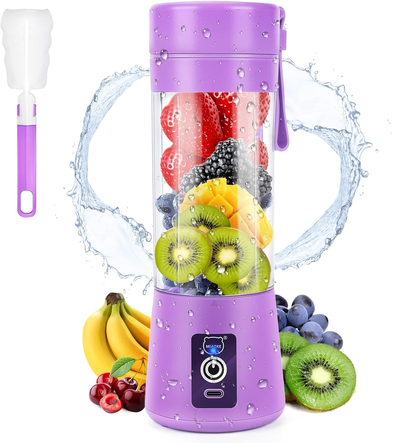 Ein lila Mixer mit Früchten wie Erdbeeren, Brombeeren, Kiwi und Mango. Bananen und Kirschen sind ebenfalls vorhanden.
