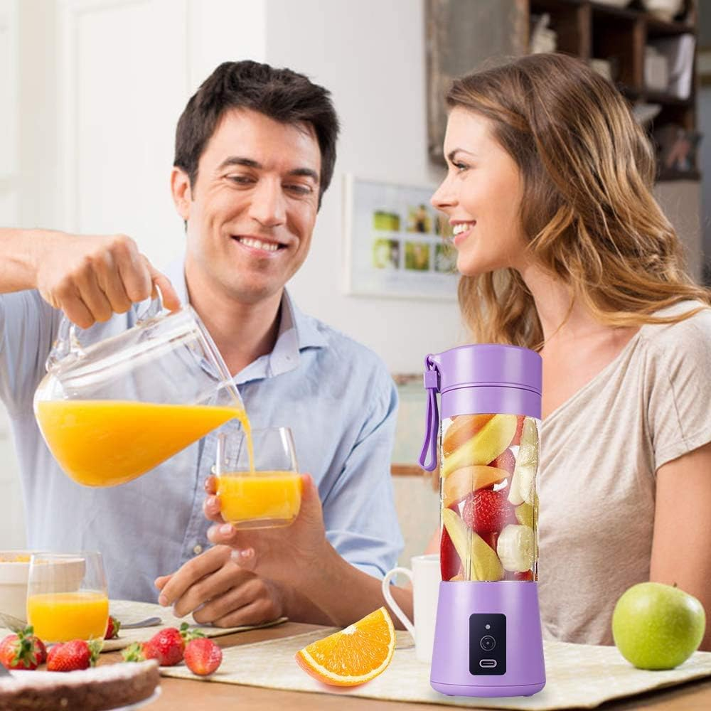 Ein Mann gießt Orangensaft für eine Frau ein. Ein Mixer mit Früchten steht auf dem Tisch, in der Nähe einer Orangenscheibe und Erdbeeren.
