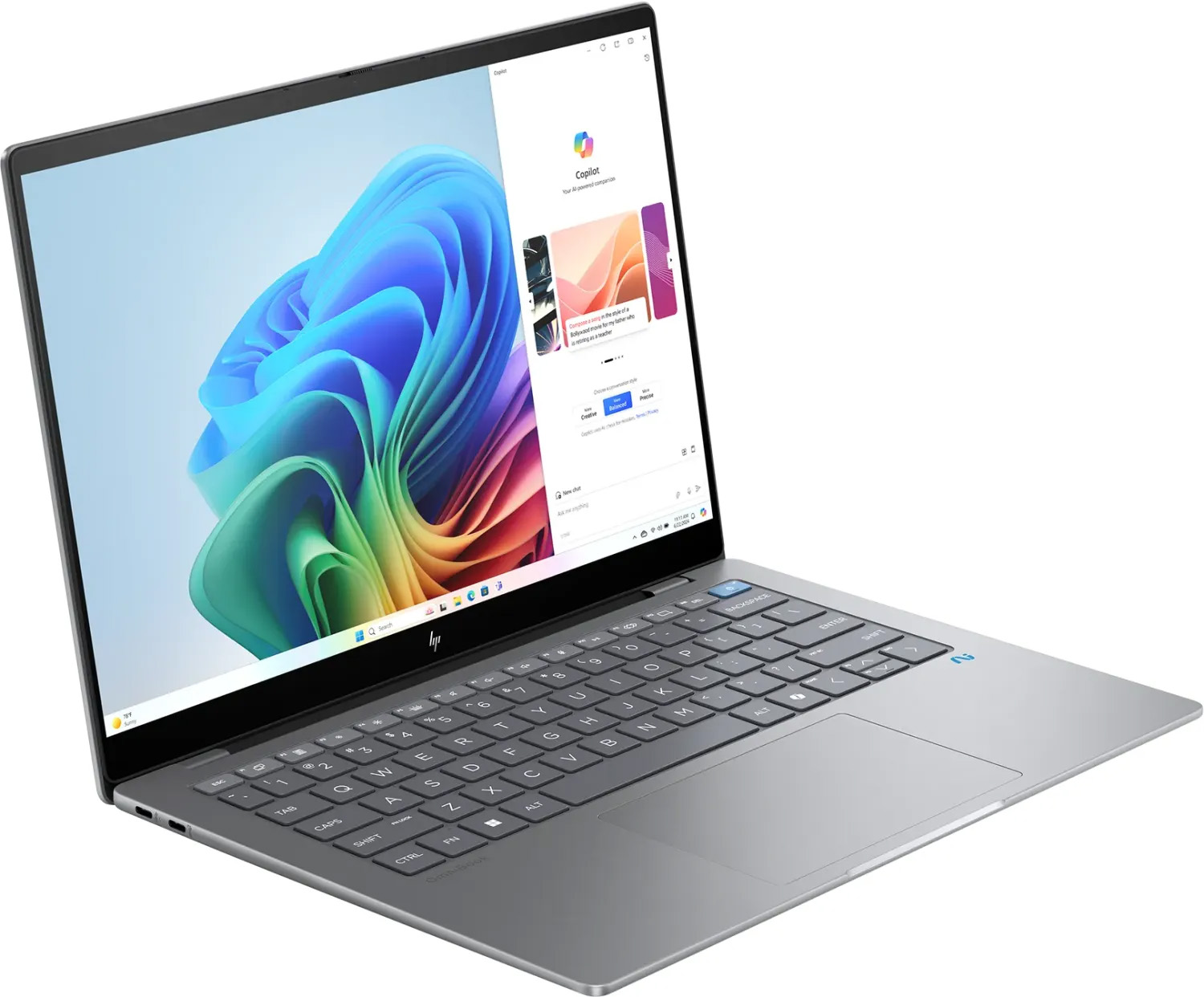Ein silbernes HP-Laptop ist geöffnet und zeigt ein farbenfrohes abstraktes Bild auf dem Bildschirm. Ein Copilot-Fenster ist rechts geöffnet.