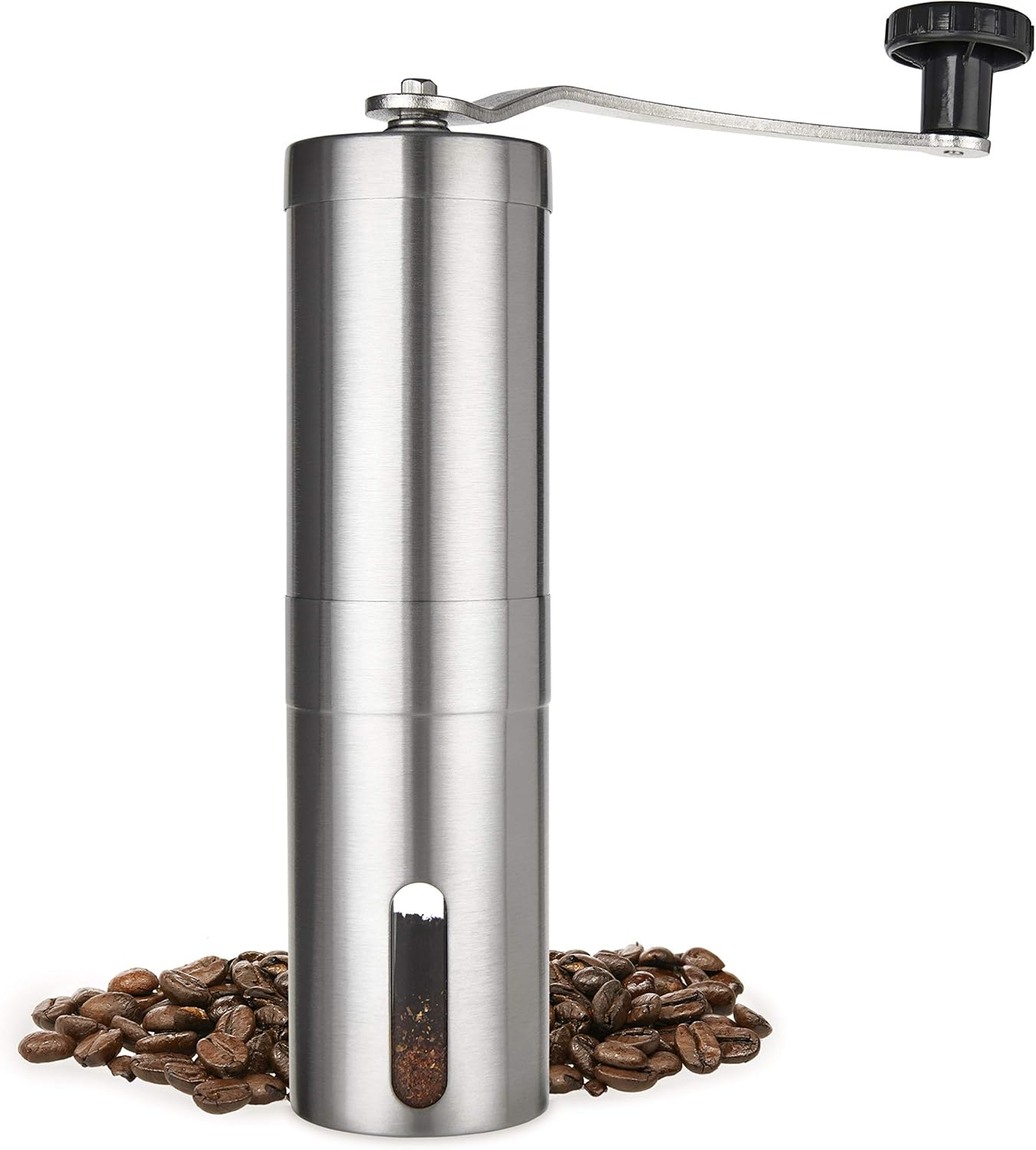 Eine manuelle Kaffeemühle aus Edelstahl mit schwarzem Griff und einem Haufen Kaffeebohnen. Die Mühle ist vertikal.