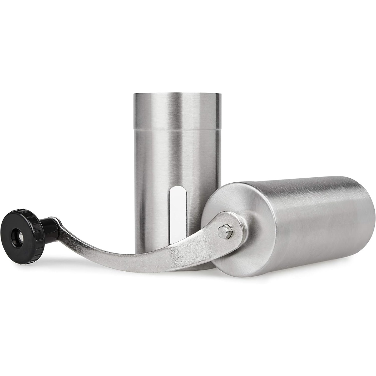 Eine manuelle Kaffeemühle aus Edelstahl. Sie hat einen Griff mit schwarzem Knopf, einen zylindrischen Körper und einen separaten zylindrischen Behälter.