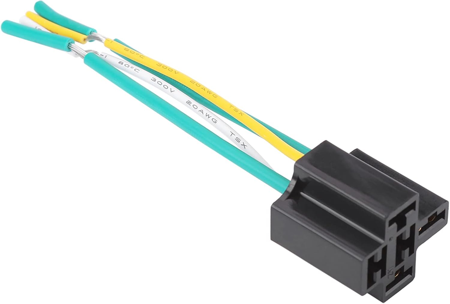 Schwarzer elektrischer Stecker mit grünen, weißen und gelben Drähten. Drähte haben Markierungen. Der Stecker befindet sich auf weißem Hintergrund.