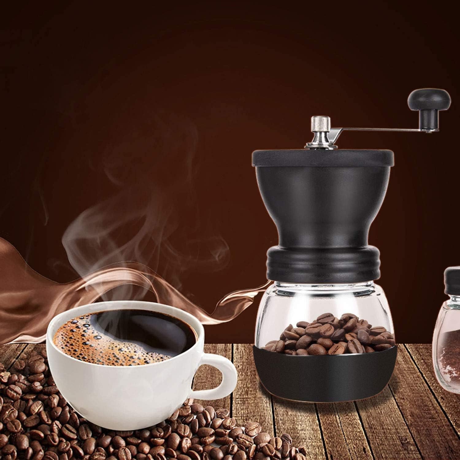 Eine Tasse Kaffee und Kaffeebohnen auf einem Holztisch. Eine Kaffeemühle und ein Glas rechts, brauner Hintergrund.