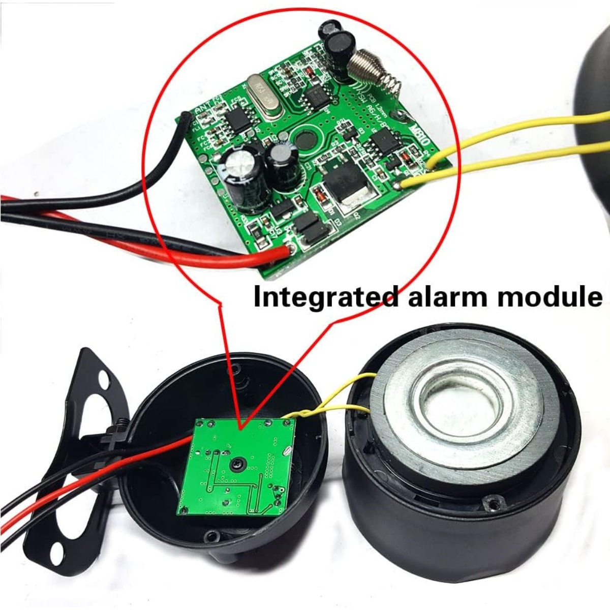 Ein integriertes Alarmmodul mit Leiterplatten, Drähten und einem Lautsprecher. Komponenten sind beschriftet, und das Bild zeigt die Teile des Geräts.