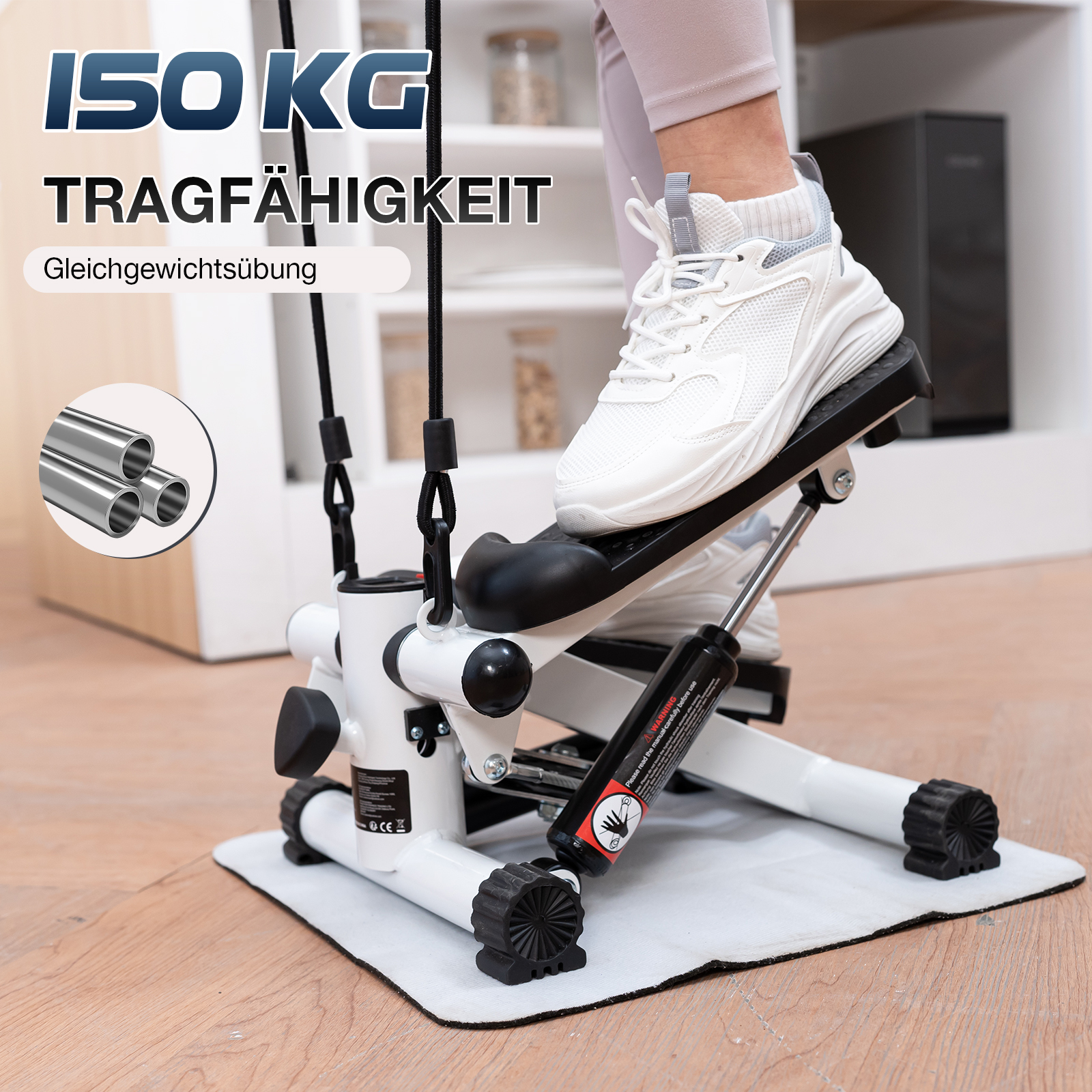 Ein Fuß auf einem weißen Stepper. Die Maschine ist weiß und schwarz, und der Hintergrund zeigt Regale und einen Holzboden.