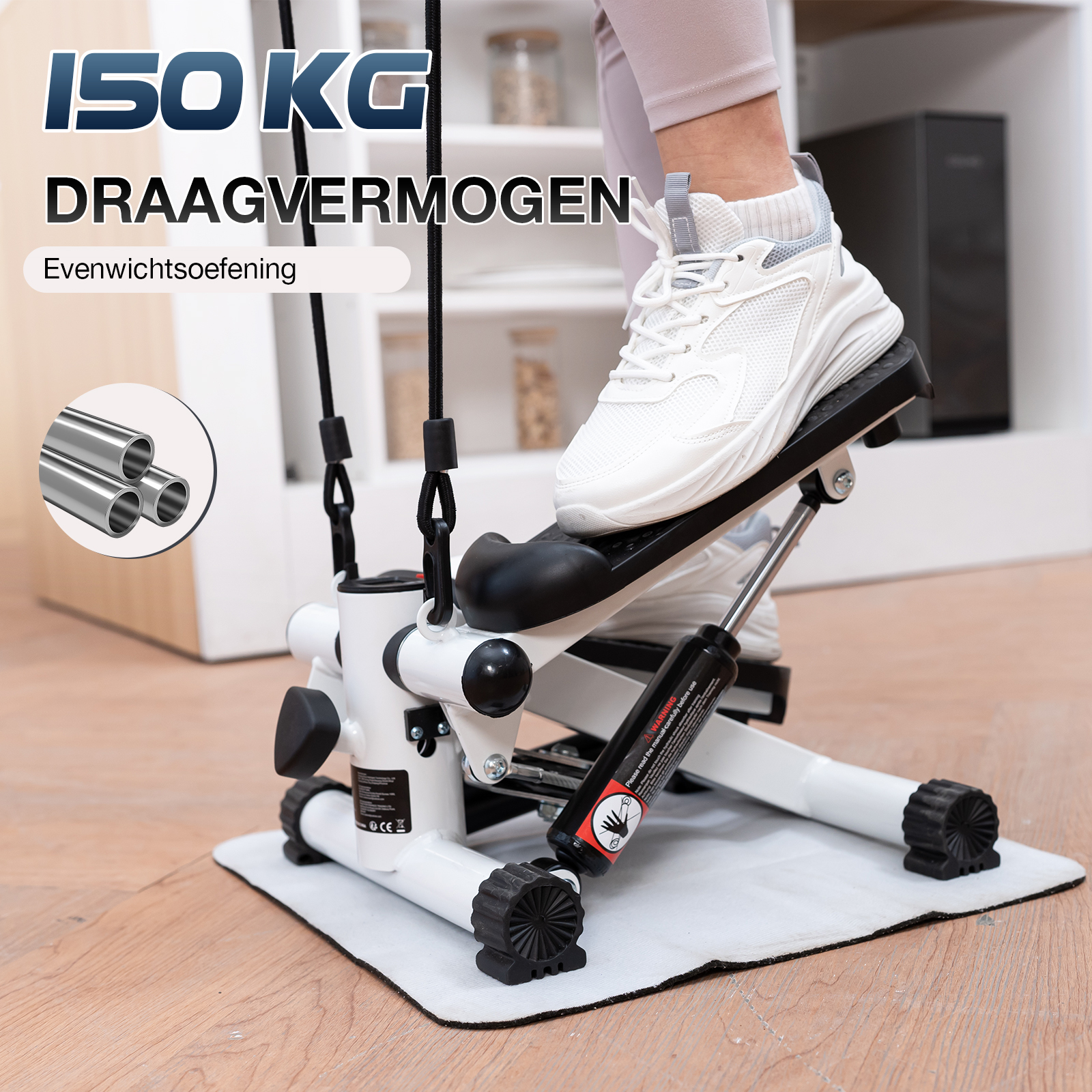 Een persoon gebruikt een witte stepper. De machine staat op een witte mat. De persoon draagt witte schoenen.