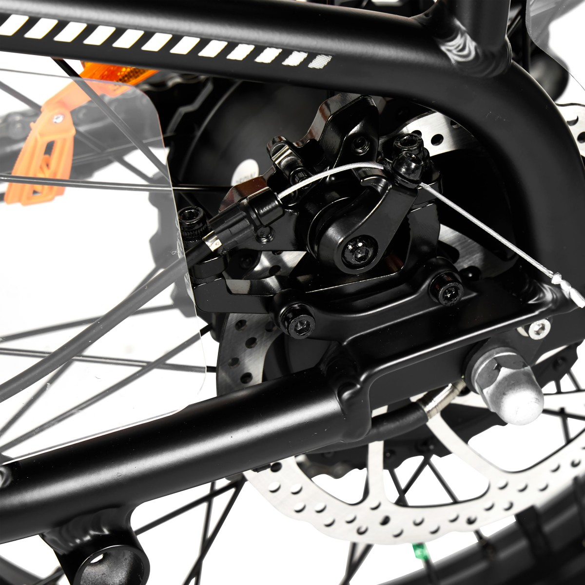 Zbliżenie tylnego koła roweru. Czarna rama, hamulec tarczowy, srebrny wirnik i czarne szprychy są widoczne. Przezroczysta osłona ochronna.