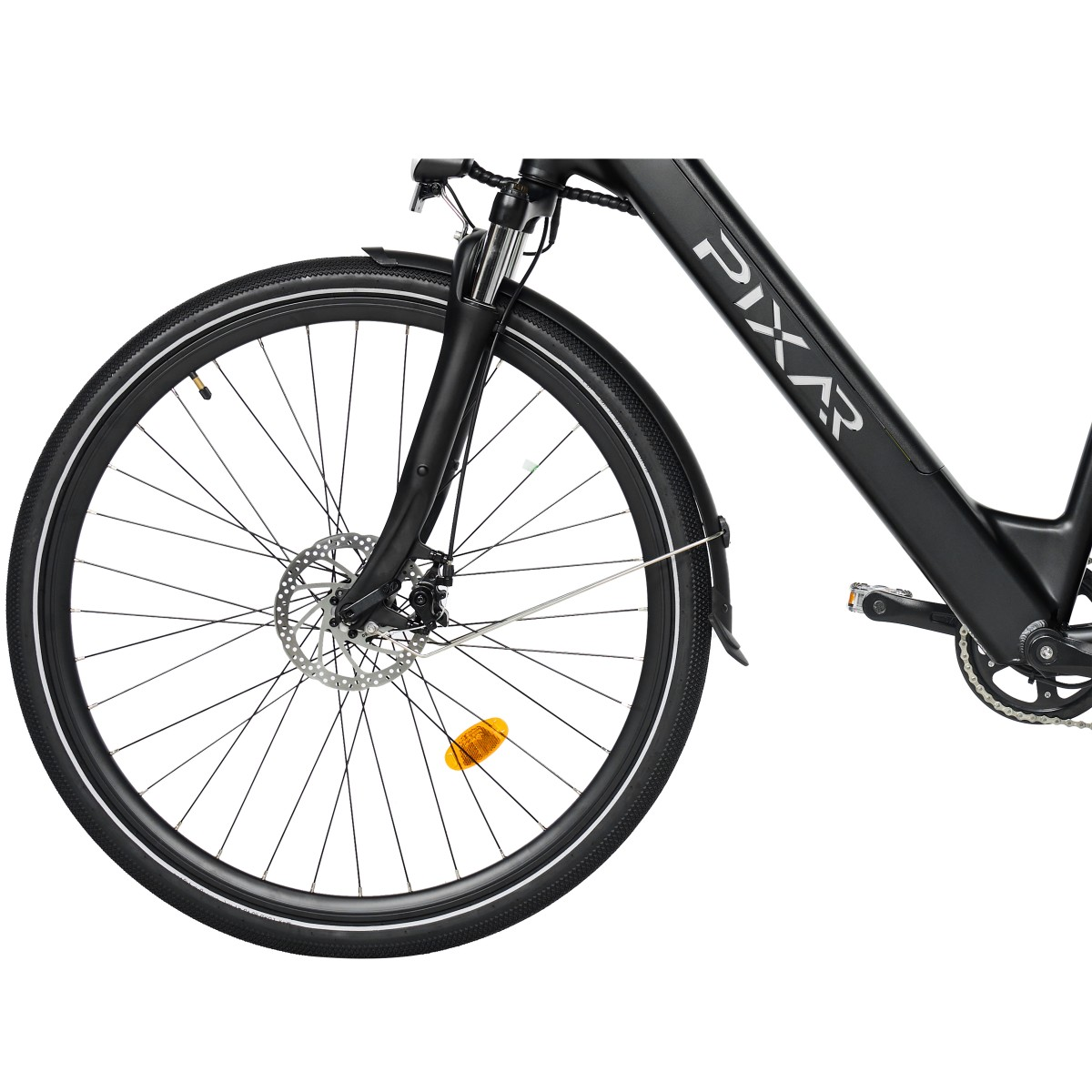 Czarno-srebrny rower elektryczny Pixar. Widoczne przednie koło, tarcza hamulcowa, opona, błotnik i rama z nazwą marki.