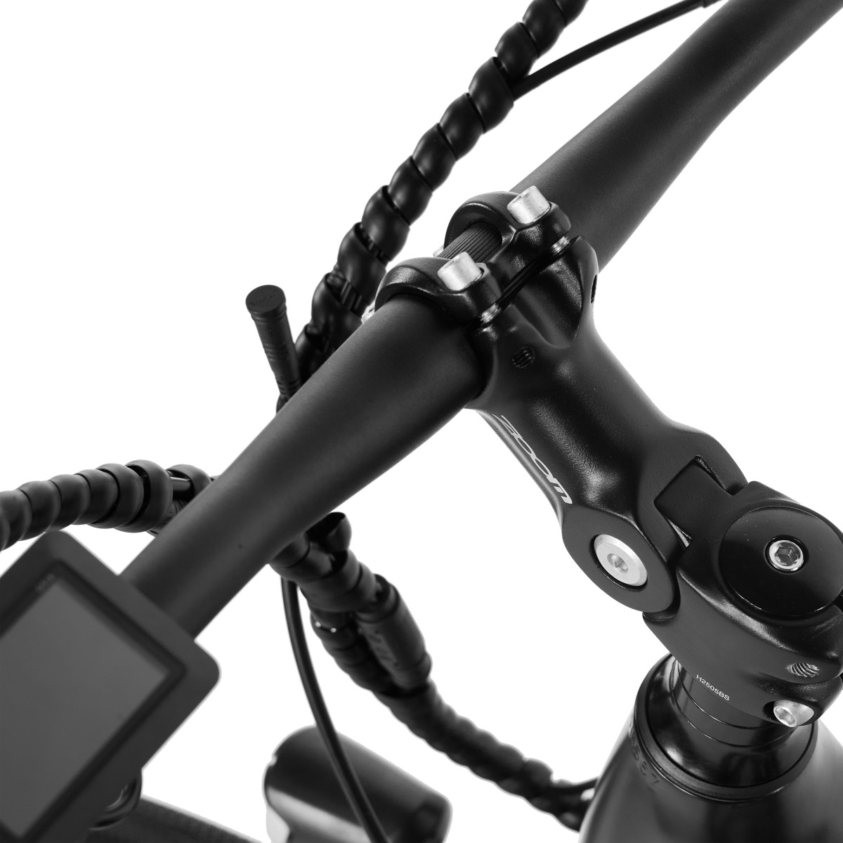 Zbliżenie czarnej kierownicy roweru. Kable, wyświetlacz i elementy widoczne na białym tle.