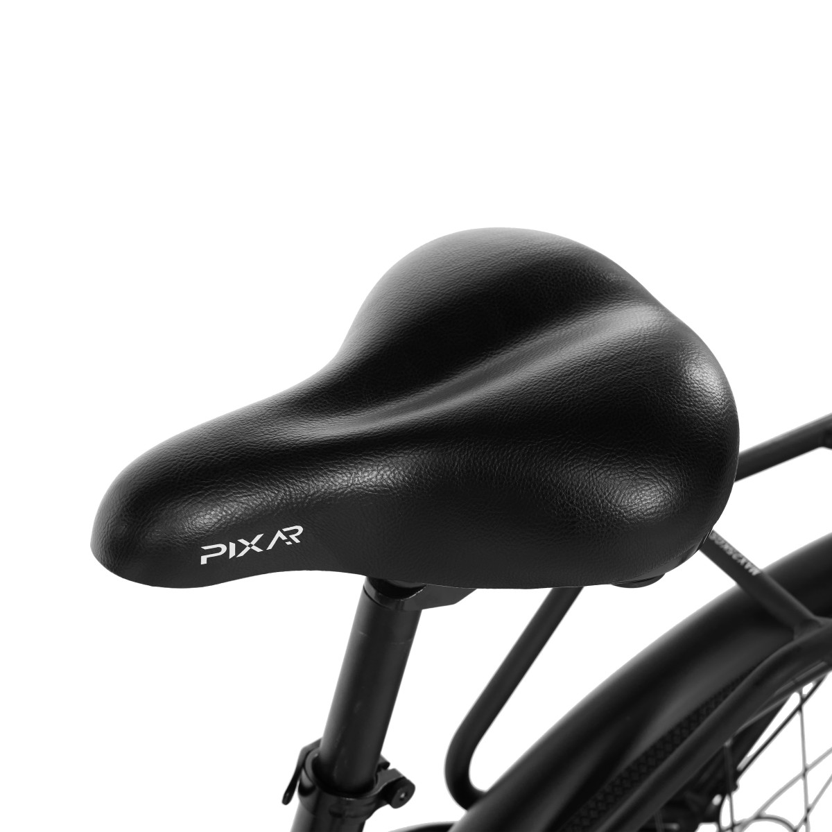 Czarne siodełko rowerowe z napisem 'PIXAR'. Siodełko jest zamontowane na czarnej ramie, widoczna jest część roweru.