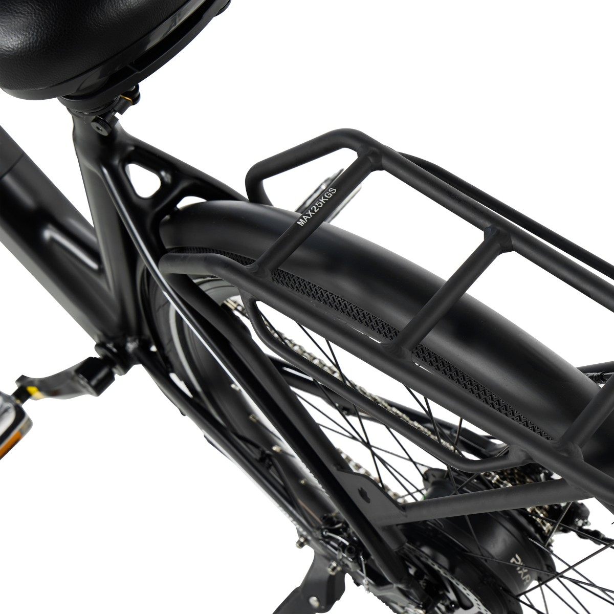 Zbliżenie czarnego roweru. Skupiono się na tylnym kole, błotniku i bagażniku. Rower ma elegancki wygląd.