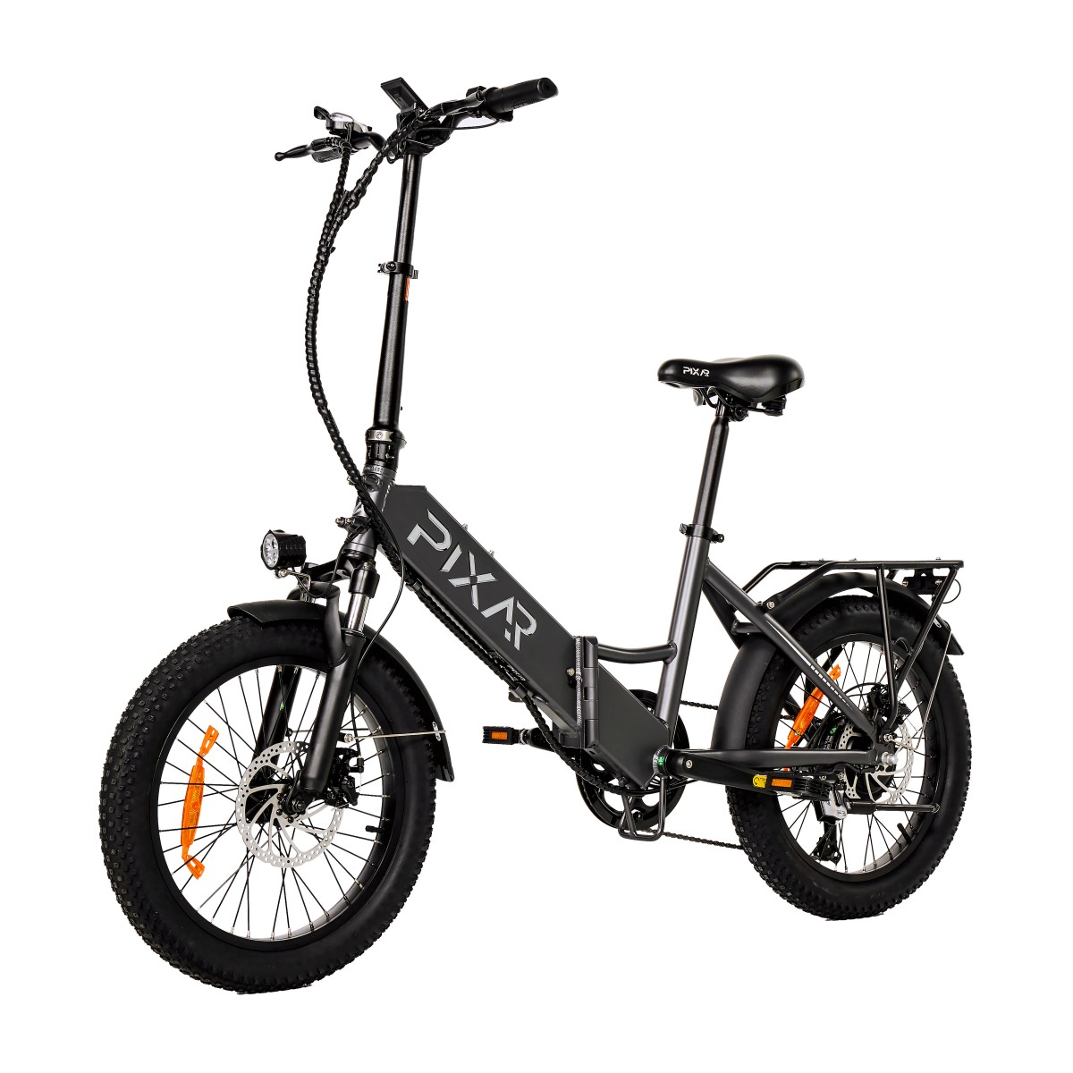 Czarny rower elektryczny Pixr. Ma grube opony, przednie światło i tylny bagażnik. Rower stoi na białym tle.