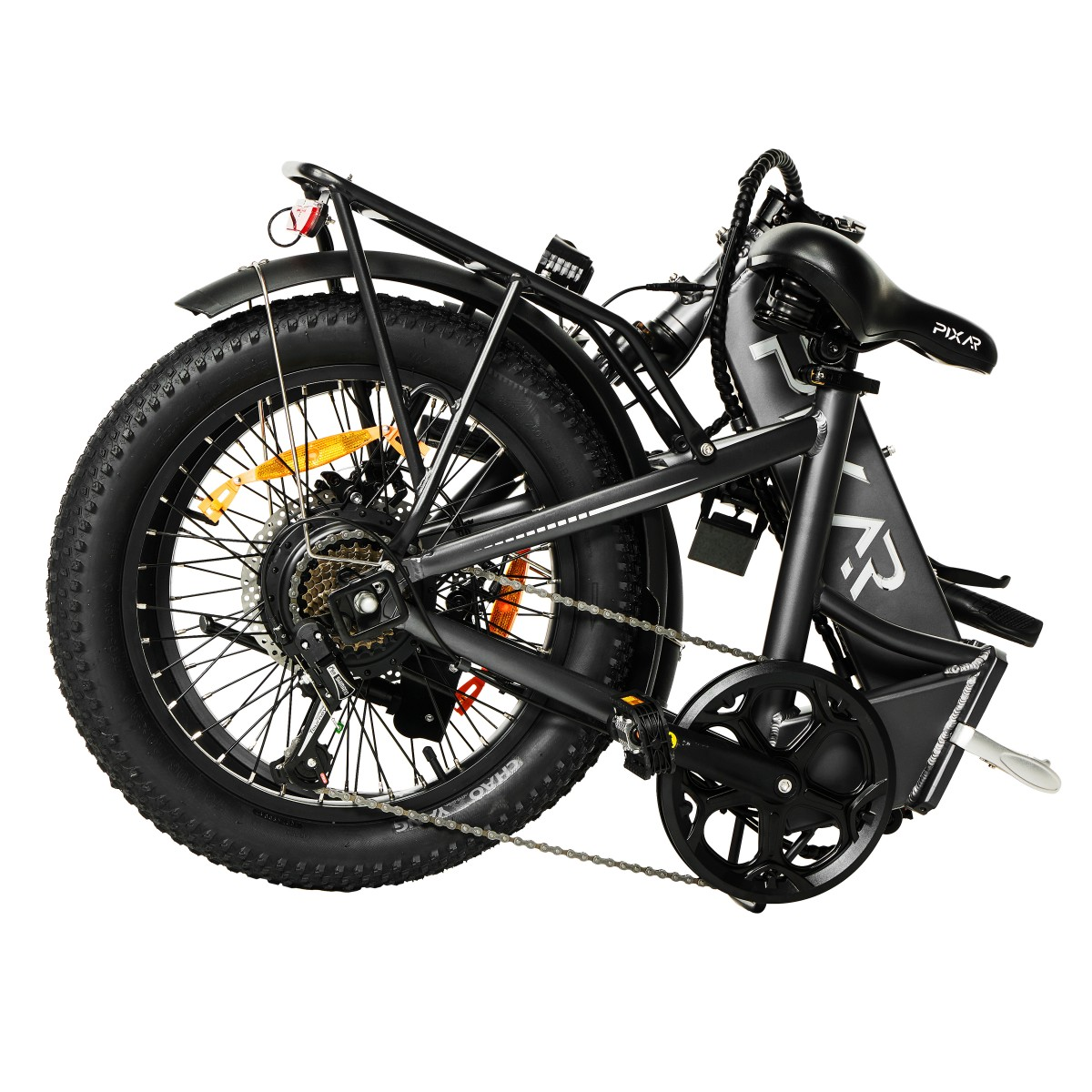 Czarny składany rower elektryczny na białym tle. Posiada duże opony, tylny bagażnik i markę 'PIXAR' na siedzeniu.