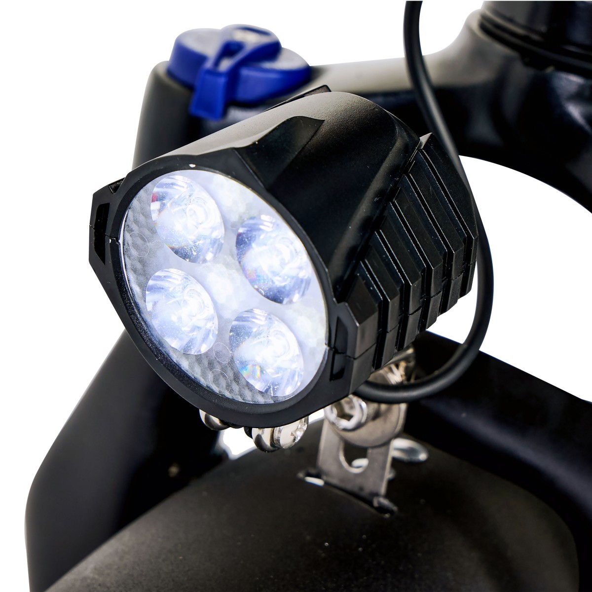 Zbliżenie reflektora rowerowego z czterema jasnymi diodami LED. Światło jest czarne i zamontowane na ramie roweru.