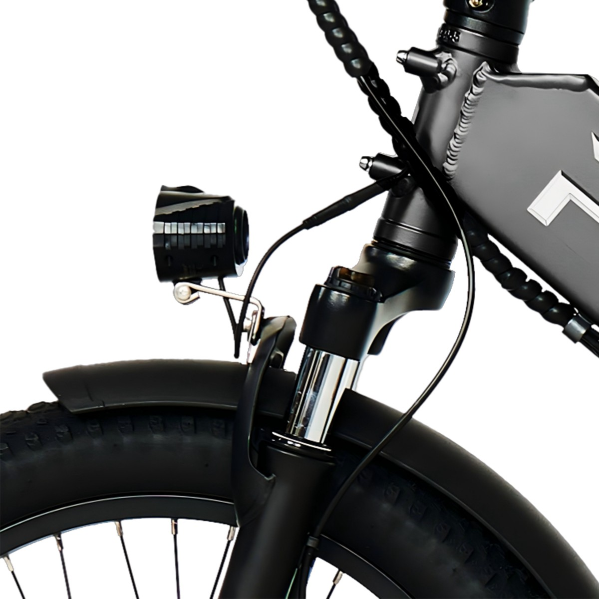 Zbliżenie na przód roweru elektrycznego. Widoczna czarna opona, błotnik i reflektor. Rama jest ciemnoszara.