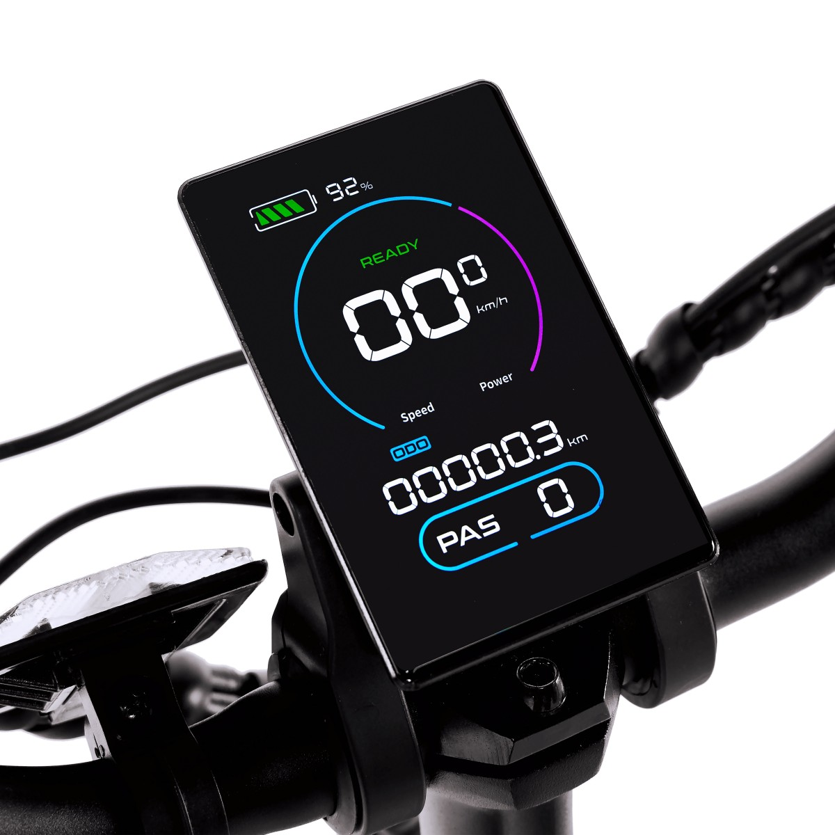 Zbliżenie wyświetlacza roweru elektrycznego. Pokazuje prędkość, poziom naładowania baterii i inne dane. Czarny ekran z białym tekstem. Kierownica i światło w zasięgu wzroku.