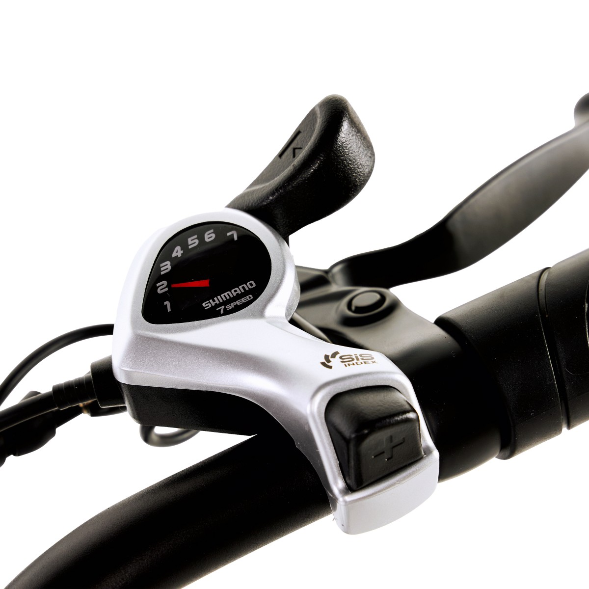 Zbliżenie kierownicy roweru. Pokazuje selektor biegów Shimano z numerami i dźwignią. Kierownica jest czarna.