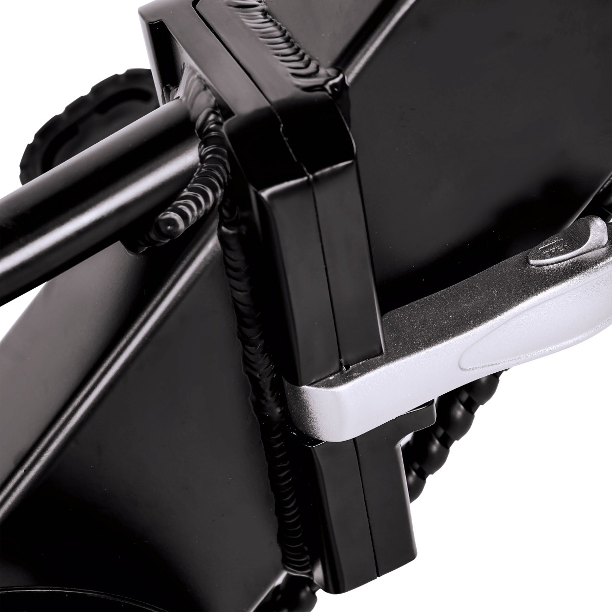 Zbliżenie czarnej metalowej konstrukcji, prawdopodobnie części maszyny. Srebrna dźwignia z napisem 'OPEN'. Widoczne spawy.