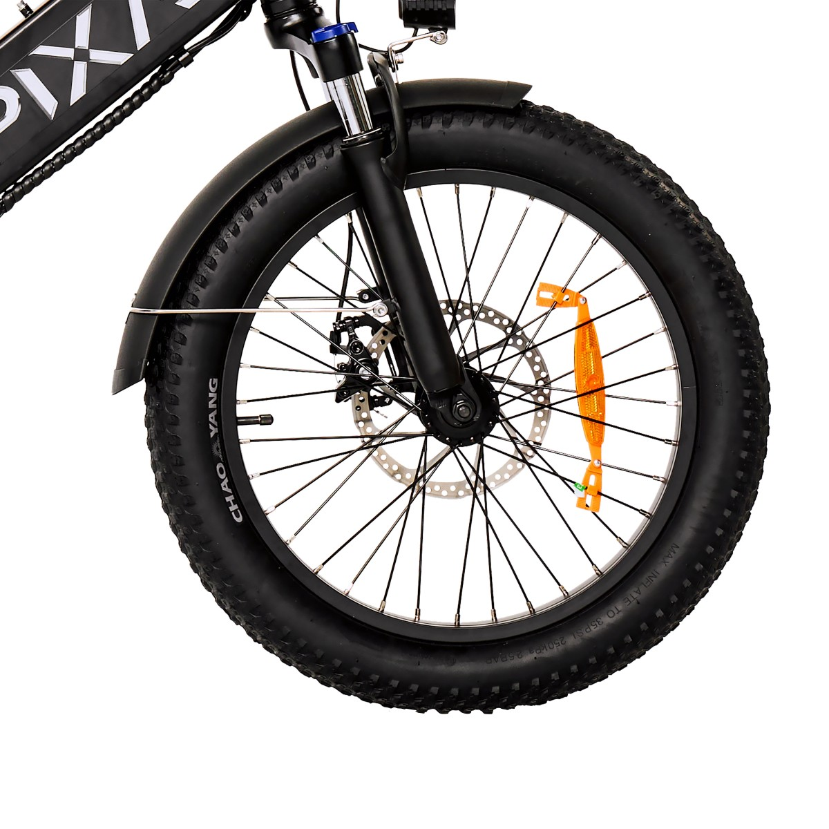 Zbliżenie na czarne koło roweru z grubymi oponami z czarnym błotnikiem. Koło ma srebrne szprychy i pomarańczowe urządzenie bezpieczeństwa odblaskowego.