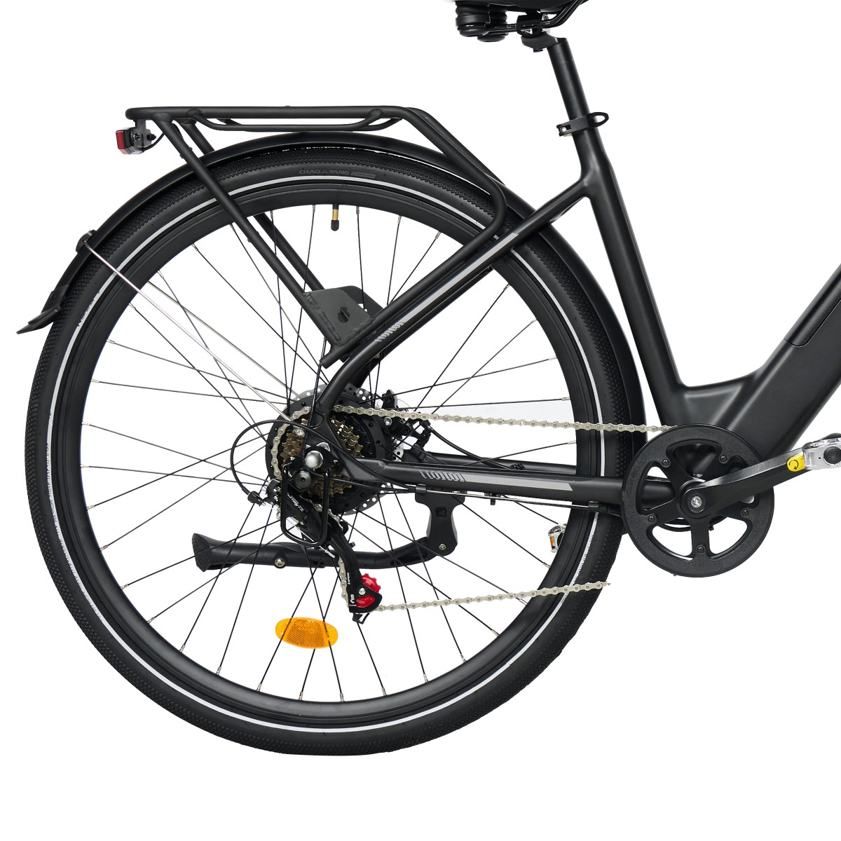 Zbliżenie tylnego koła, łańcucha i systemu biegów czarnego roweru elektrycznego. Zawiera bagażnik, odblask i tylne światło.