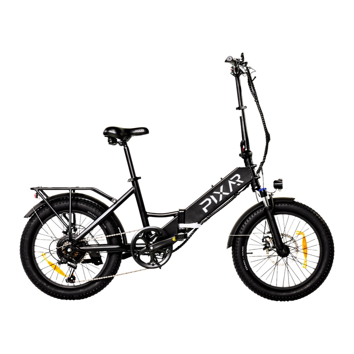 Czarny rower elektryczny na białym tle. Rower ma duże opony, markę "PIXAR" i czarne siodełko.