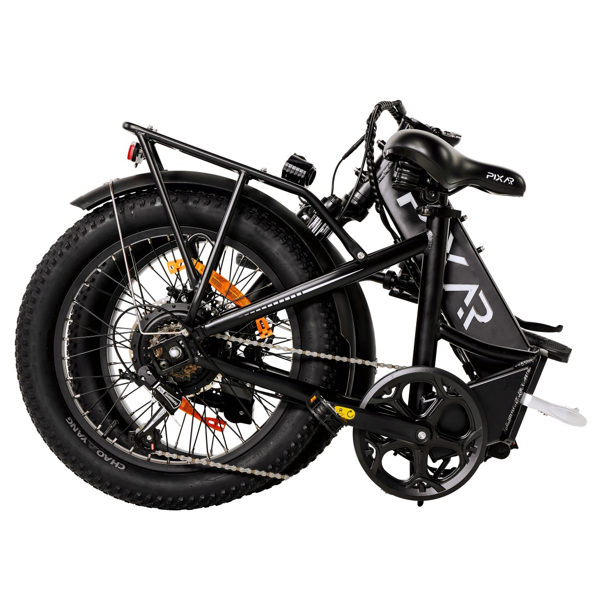 Czarny rower elektryczny z grubymi oponami, złożony. Posiada bagażnik, łańcuch, biegi i markę 'PIXAR'.