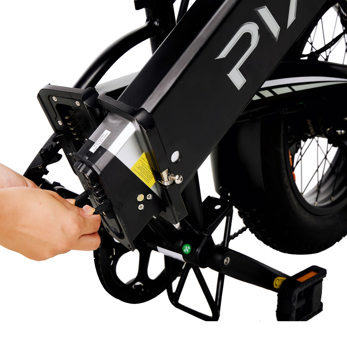 Osoba podłącza kabel do czarnego roweru elektrycznego. Rower ma duży akumulator i tylne koło. Tło jest białe.