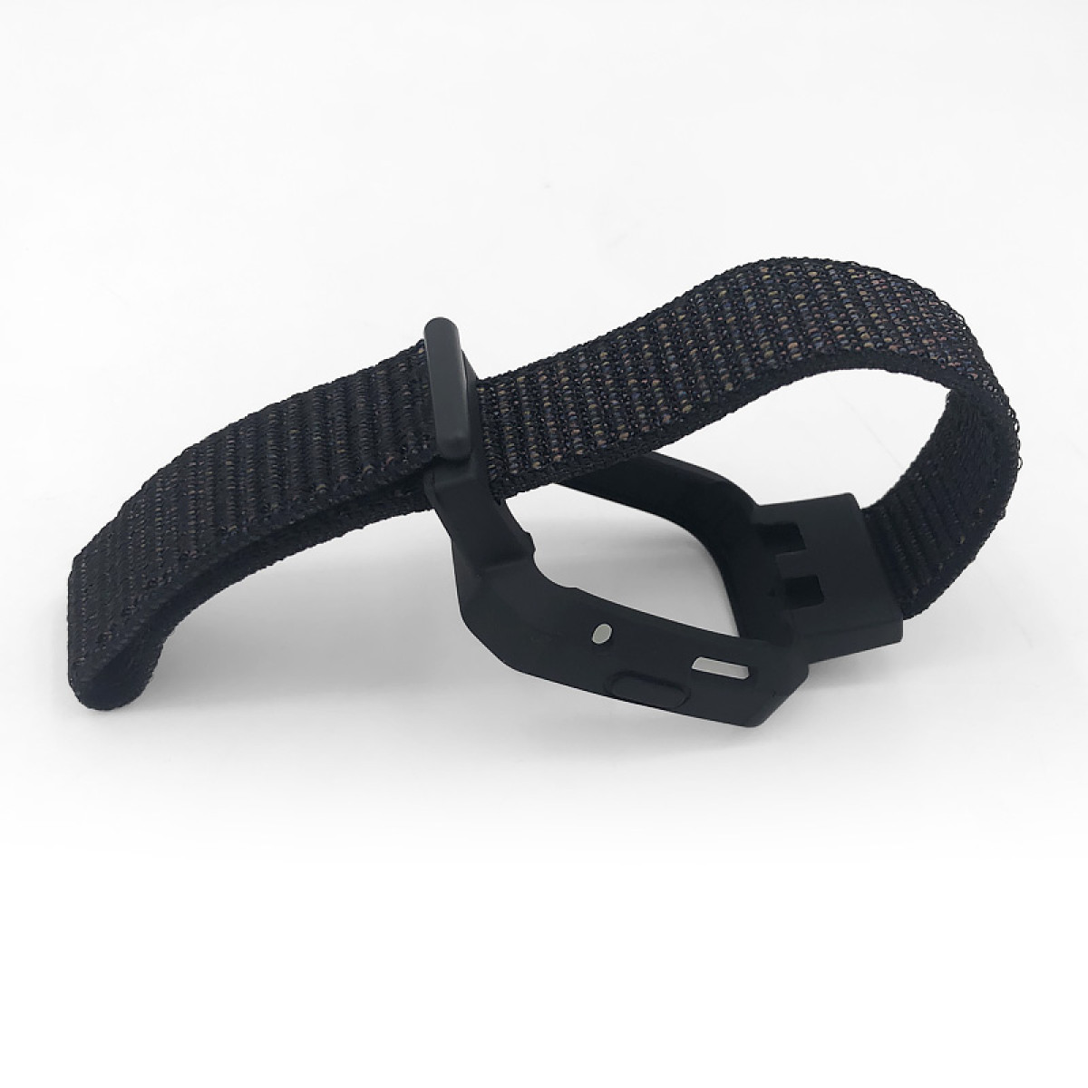 Czarna opaska uciskowa leży na białej powierzchni. Ma czarny pasek i czarną plastikową klamrę.
