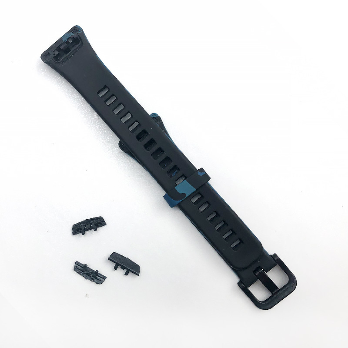 Ein schwarzes Uhrenarmband mit blauem Tarnmuster. Auf weißem Hintergrund liegen drei kleine schwarze Uhrenaufsätze.