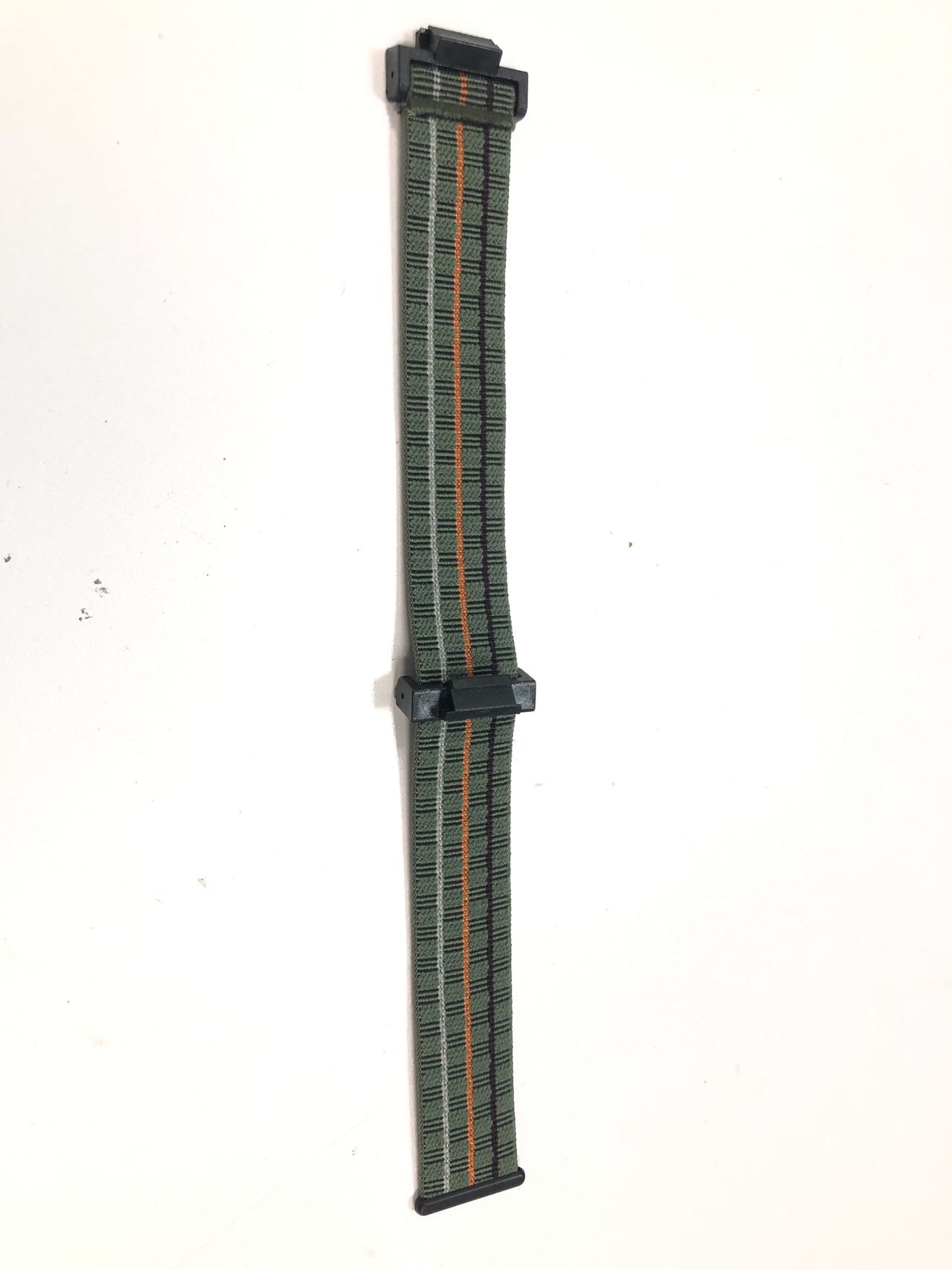Un cinturino verde con estremità nere, strisce arancioni e bianche e sfondo bianco.
