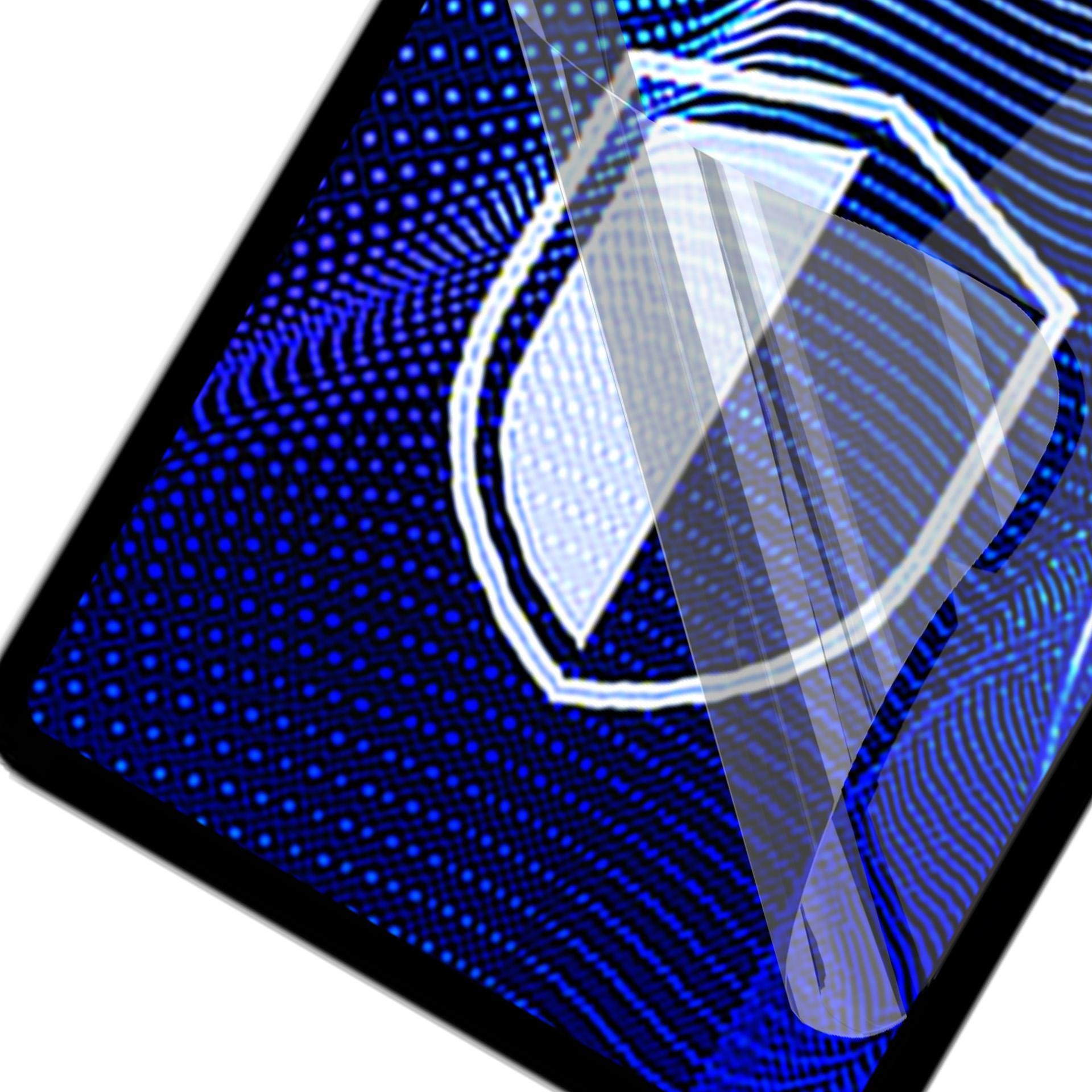 Niebieska powierzchnia z wzorem z białym i niebieskim logo jest pokryta przezroczystą folią. Tło jest białe.