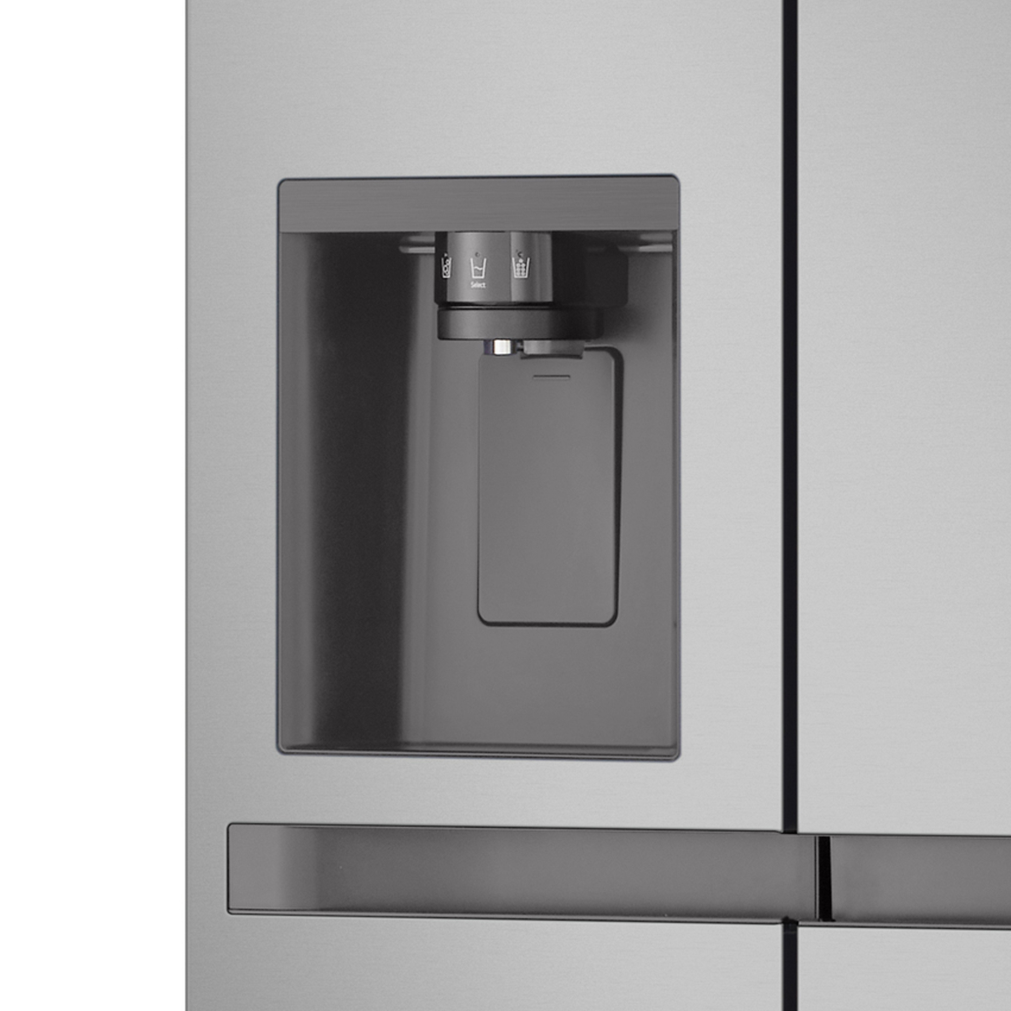 Nahaufnahme eines Kühlschrank-Wasserspenders. Er ist metallgrau mit einer Spendertaste und einem Wasserauslass.