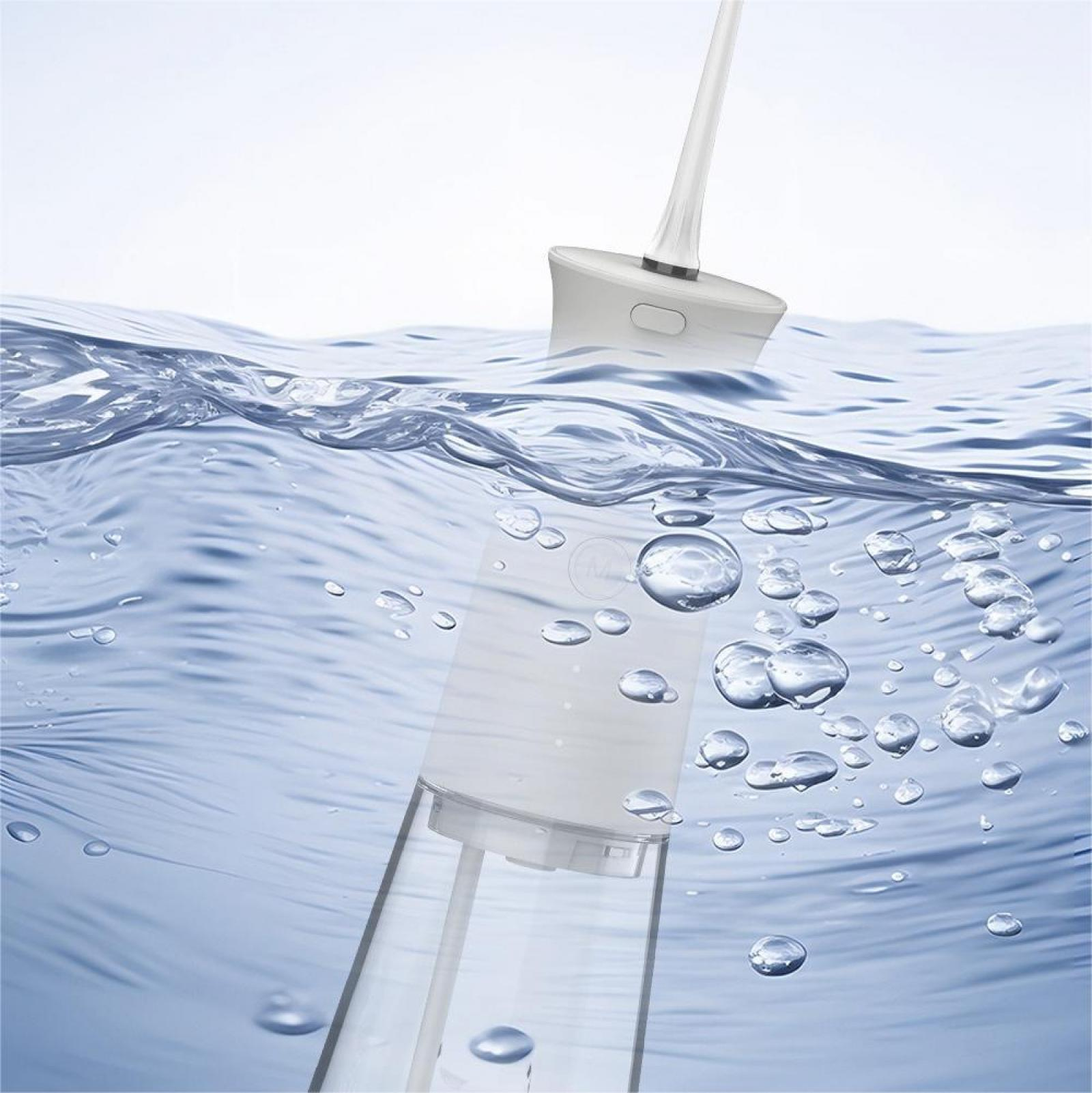 Ein Mundduschegerät im Wasser, mit Blasen. Das Gerät ist weiß und teilweise transparent, mit einem transparenten Wassertank.