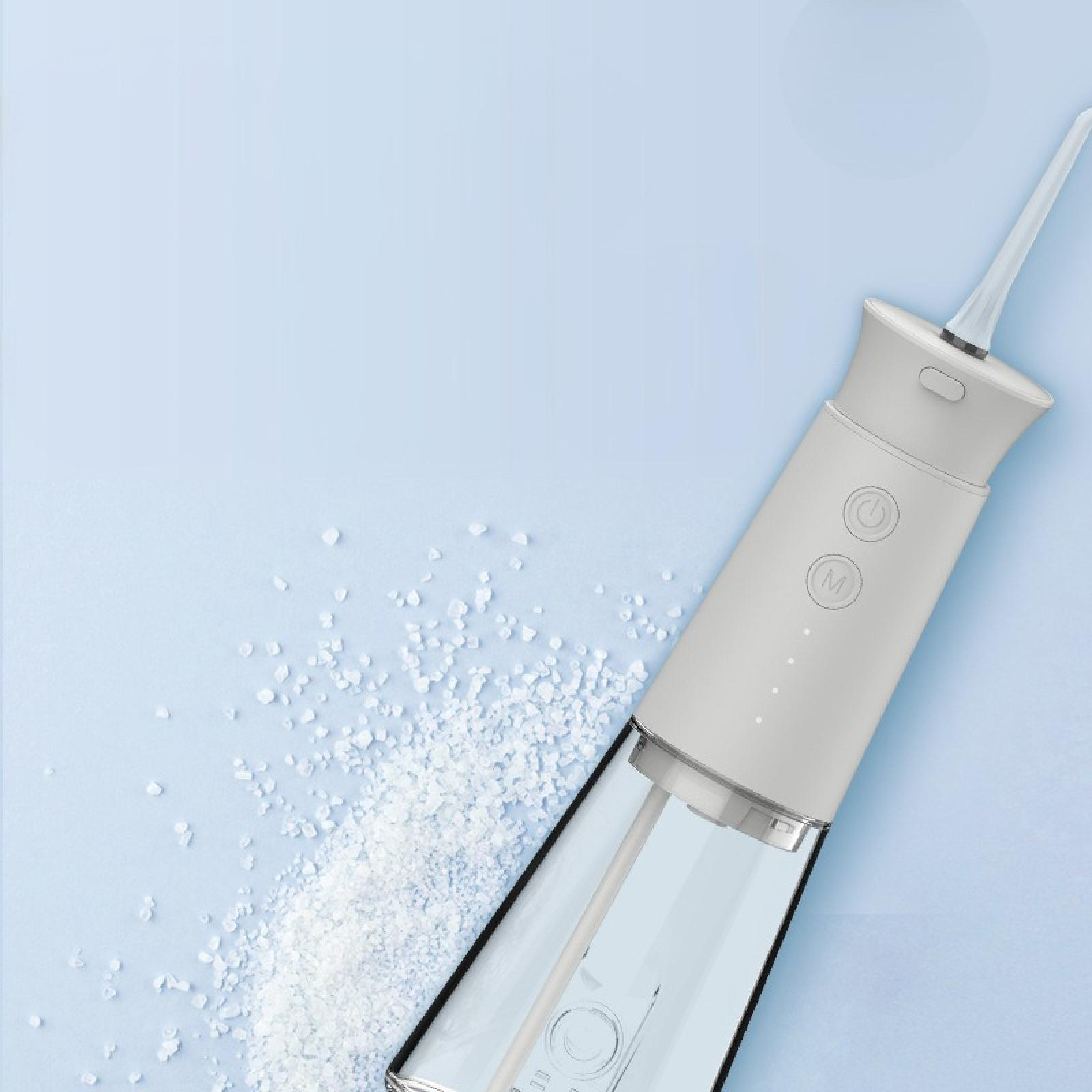 Ein weißer Wasserflosser auf hellblauem Hintergrund mit weißen Kristallen. Der Flosser ist angewinkelt und zeigt seine Teile und Knöpfe.