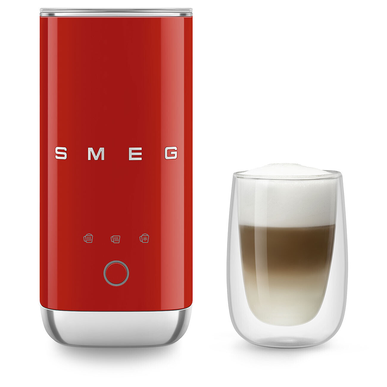 Ein roter Smeg-Milchaufschäumer und ein Glas geschichteter Latte mit Schaum. Der Aufschäumer befindet sich links und das Glas rechts.
