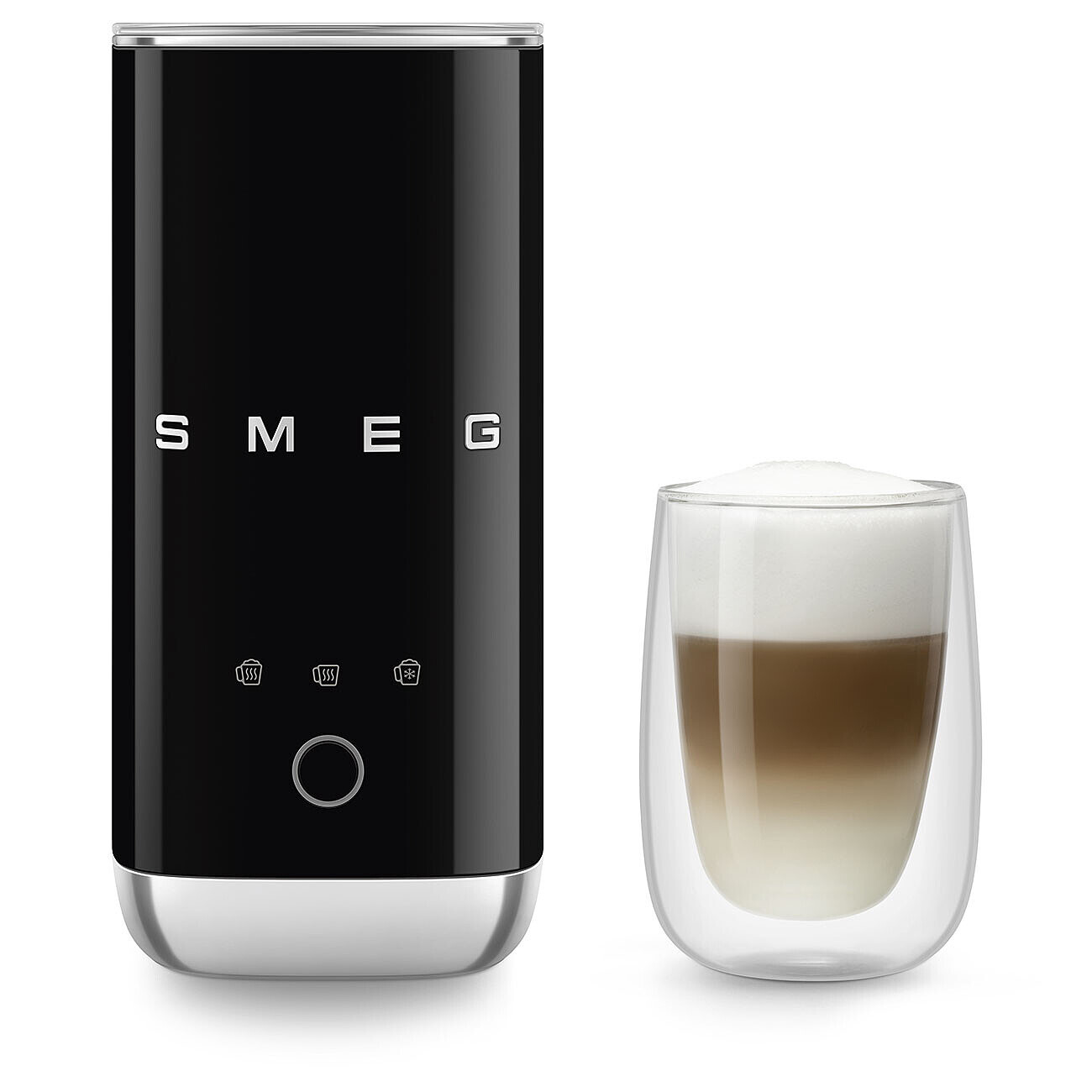 Ein schwarzer Smeg-Milchaufschäumer und ein Glas geschichteter Latte. Der Aufschäumer hat einen silbernen Sockel und das Smeg-Logo.