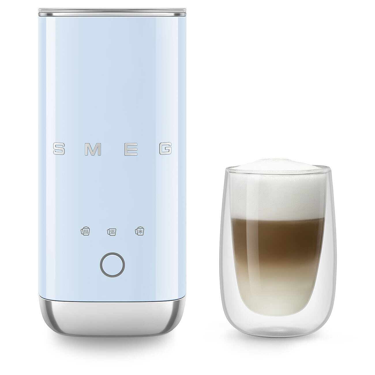 Ein hellblauer Smeg-Milchaufschäumer und ein Glas Latte. Der Aufschäumer hat einen silbernen Boden und das Glas hat eine Doppelwand.