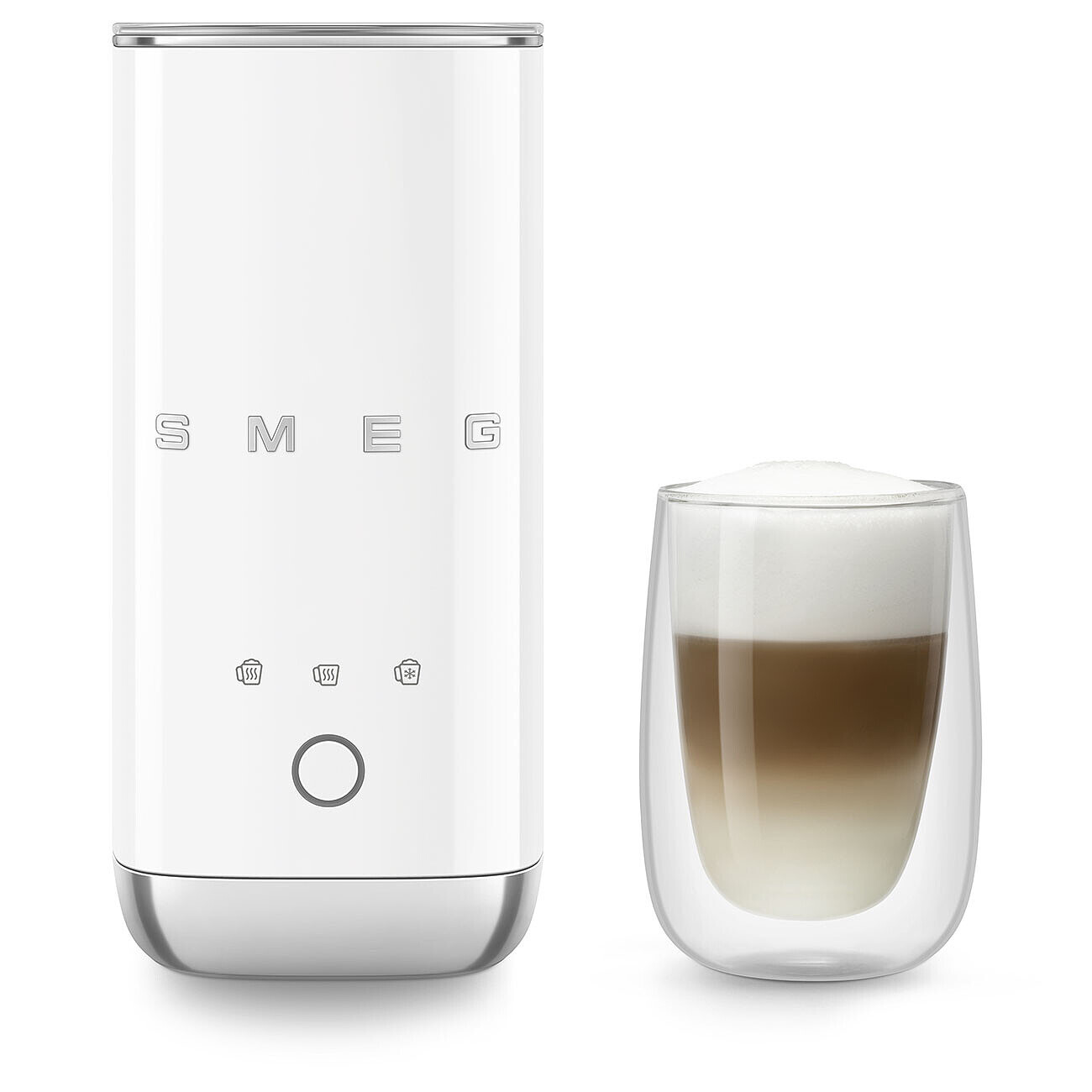 Ein weißer Smeg-Milchaufschäumer neben einem Glas Latte Macchiato mit geschichteter Milch und Schaum. Der Aufschäumer hat Knöpfe und den Markennamen.