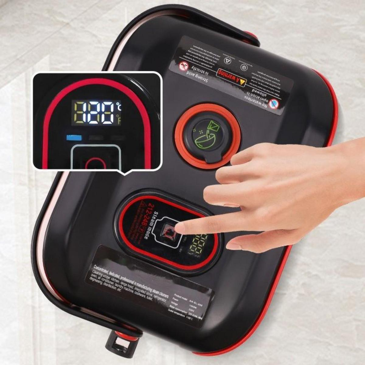 Eine Hand drückt eine Taste auf einem schwarz-roten Dampfreiniger. Ein Digitaldisplay zeigt Zahlen. Etiketten und Warnungen sind sichtbar.
