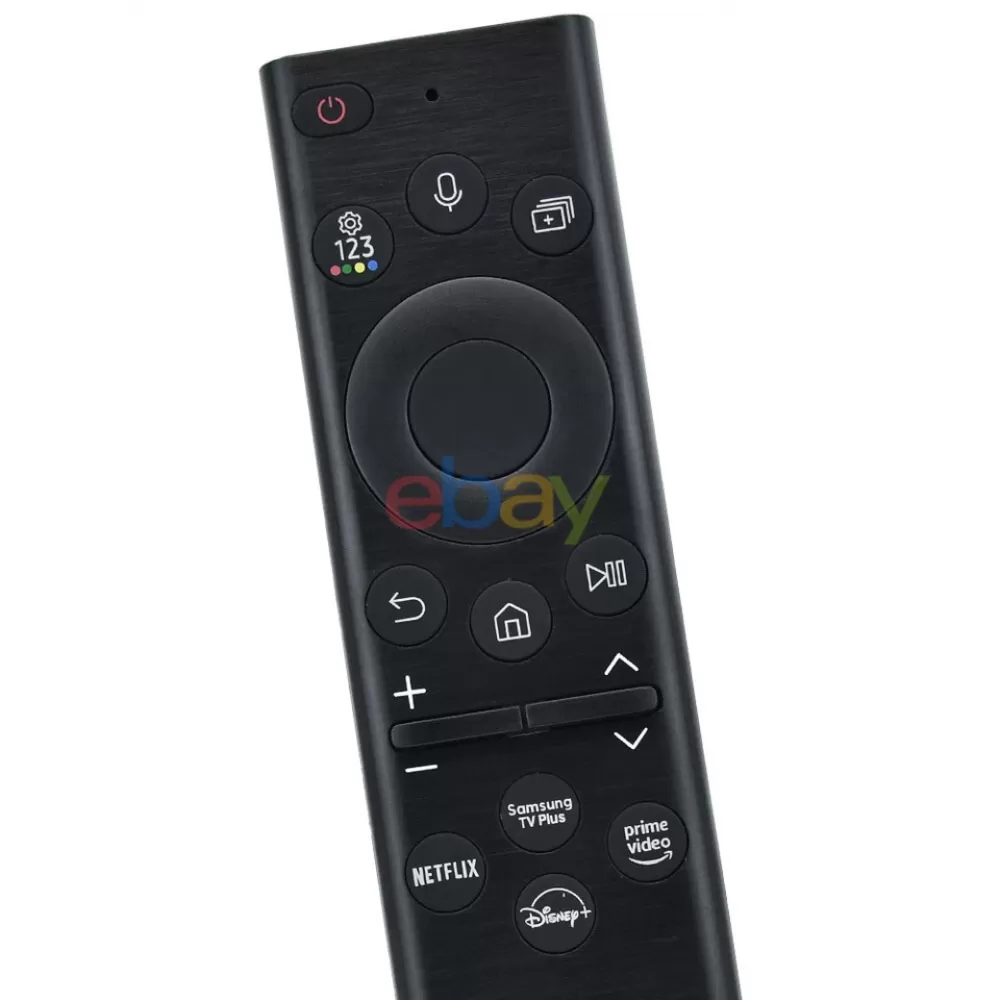 Schwarze Samsung TV-Fernbedienung. Hat verschiedene Tasten, darunter Ein/Aus, Mikrofon, Netflix, Disney+ und Lautstärkeregler.