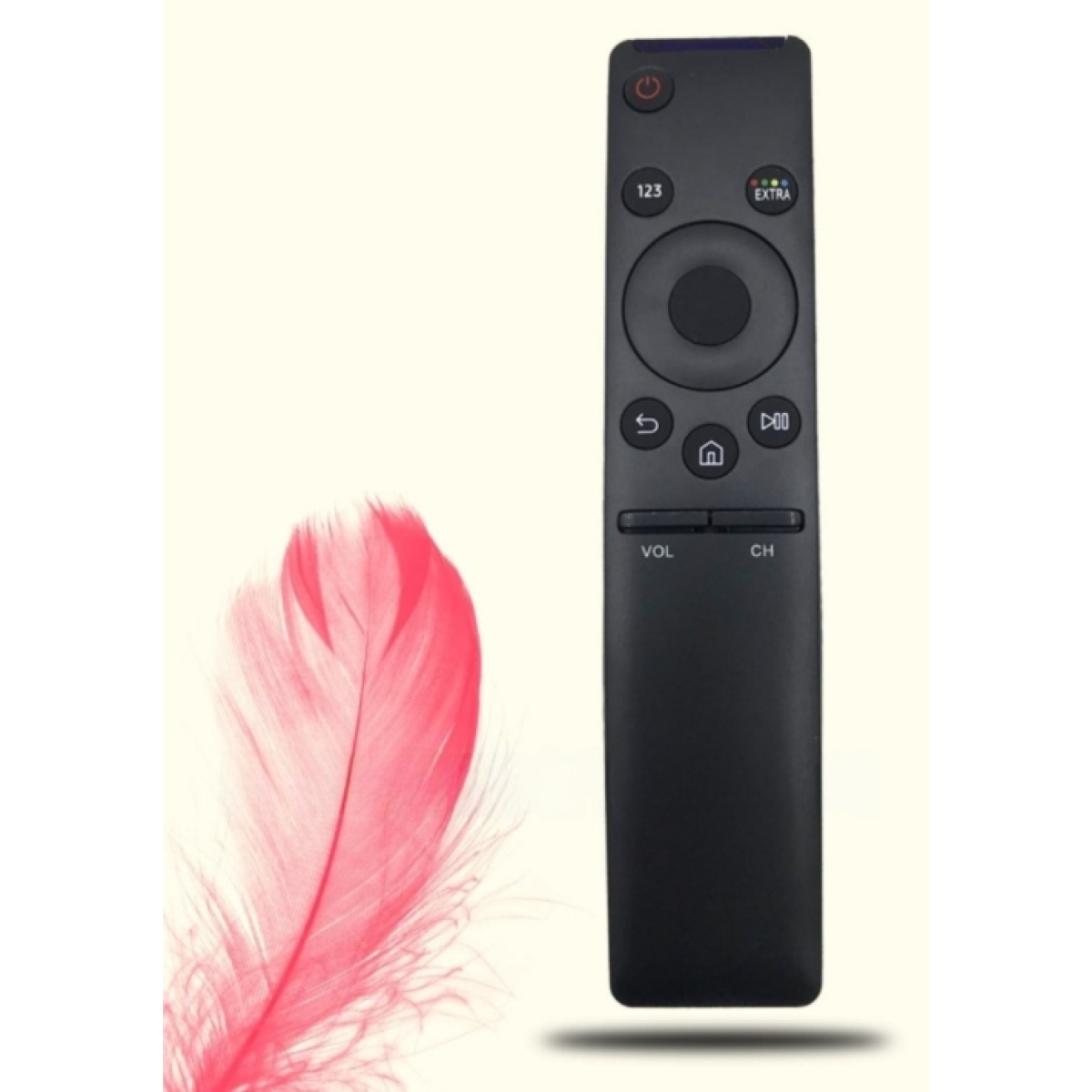 Schwarze TV-Fernbedienung mit Knöpfen und eine rote Feder auf hellem Hintergrund.