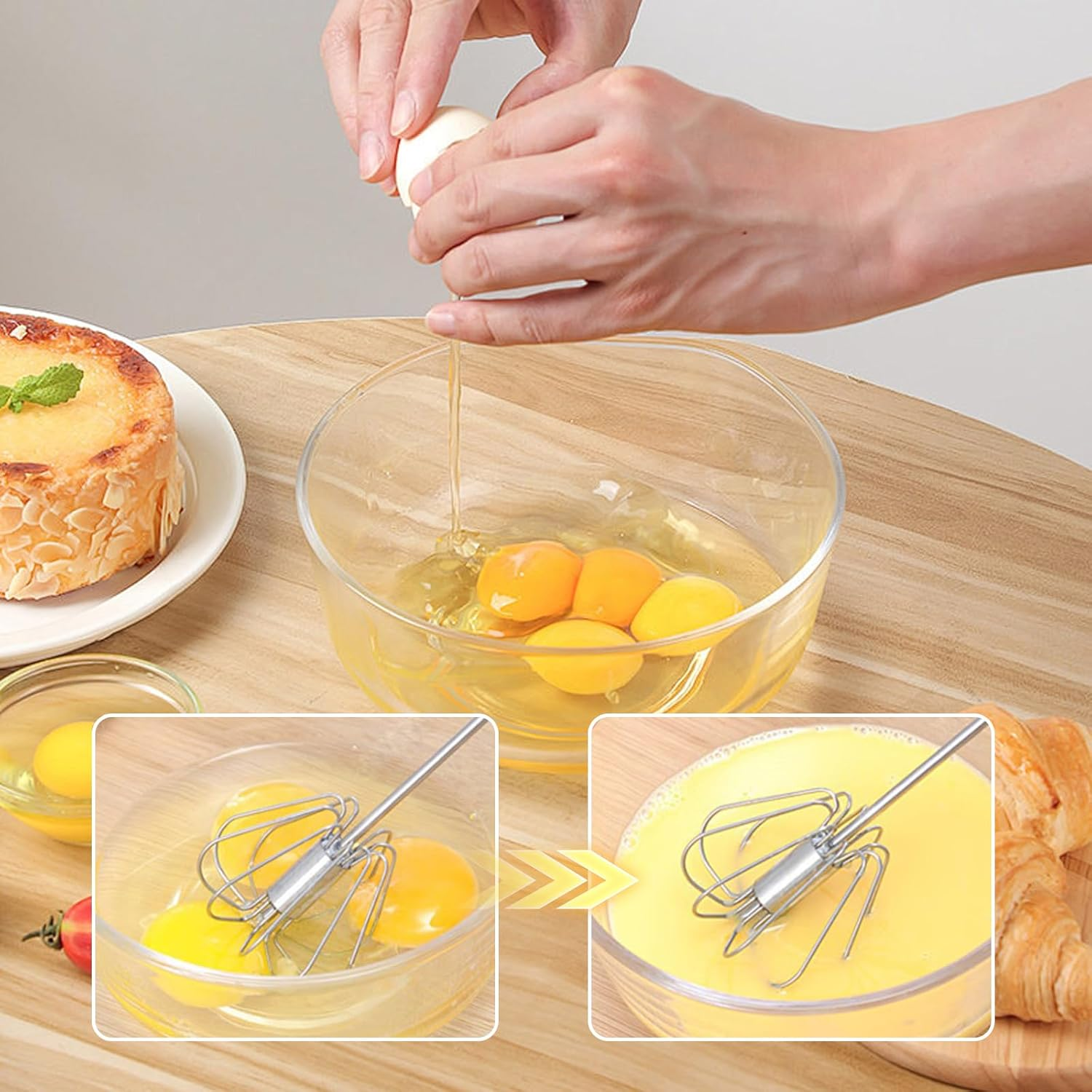 Eine Person, die ein Ei in eine Glasschüssel mit anderen Eiern aufschlägt. Ein Schneebesen befindet sich in der Schüssel. Ein Kuchen und Croissant sind daneben.
