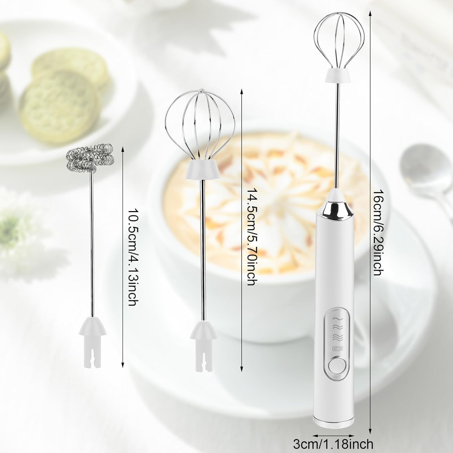 Drei verschiedene Schneebesen. Einer ist spiralförmig, die anderen beiden sind Ballonbesen. Sie befinden sich auf einer weißen Oberfläche, mit Kaffee im Hintergrund.