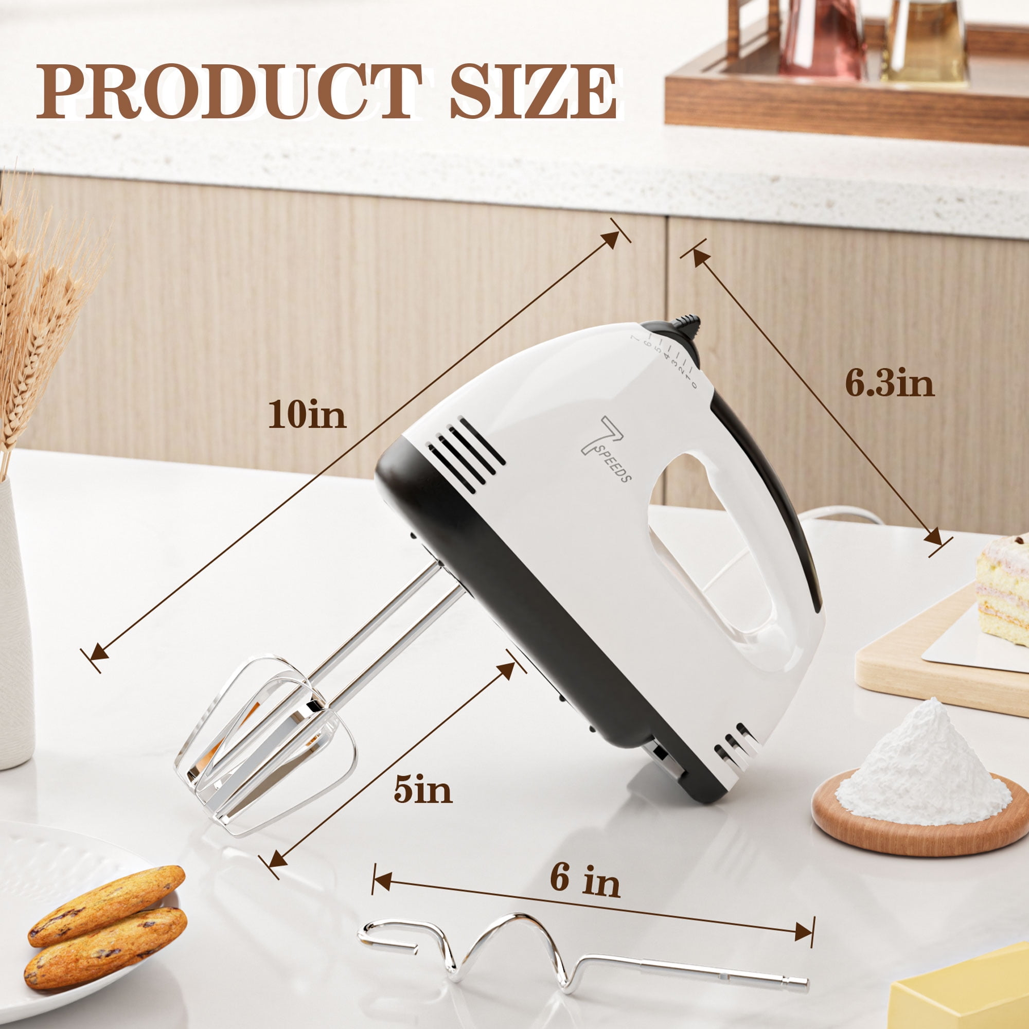 Ein weißer und schwarzer Handmixer mit Abmessungen wird angezeigt. Kekse, Mehl und Kuchen stehen auf dem Tisch.