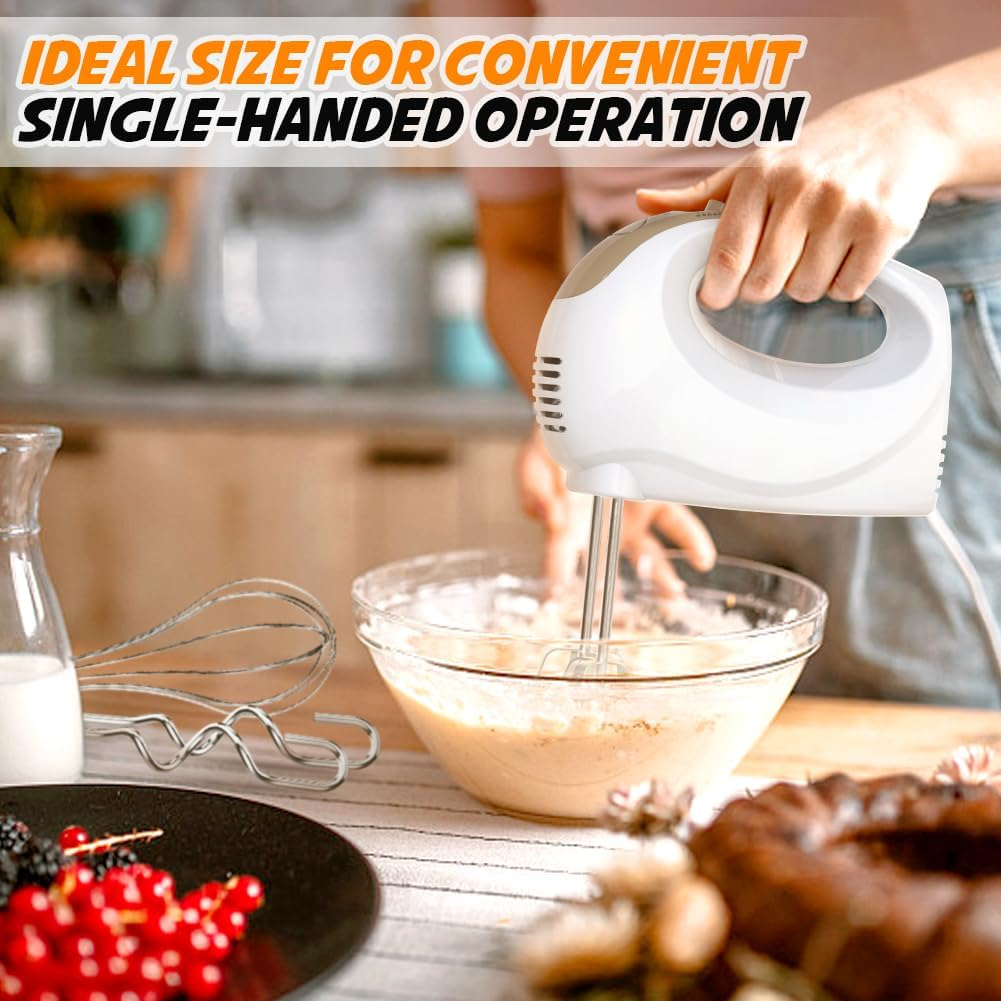 Eine Person verwendet einen weißen Handmixer, um Teig in einer Glasschüssel zu verrühren. Verschiedene Zutaten sind auf dem Tisch sichtbar.