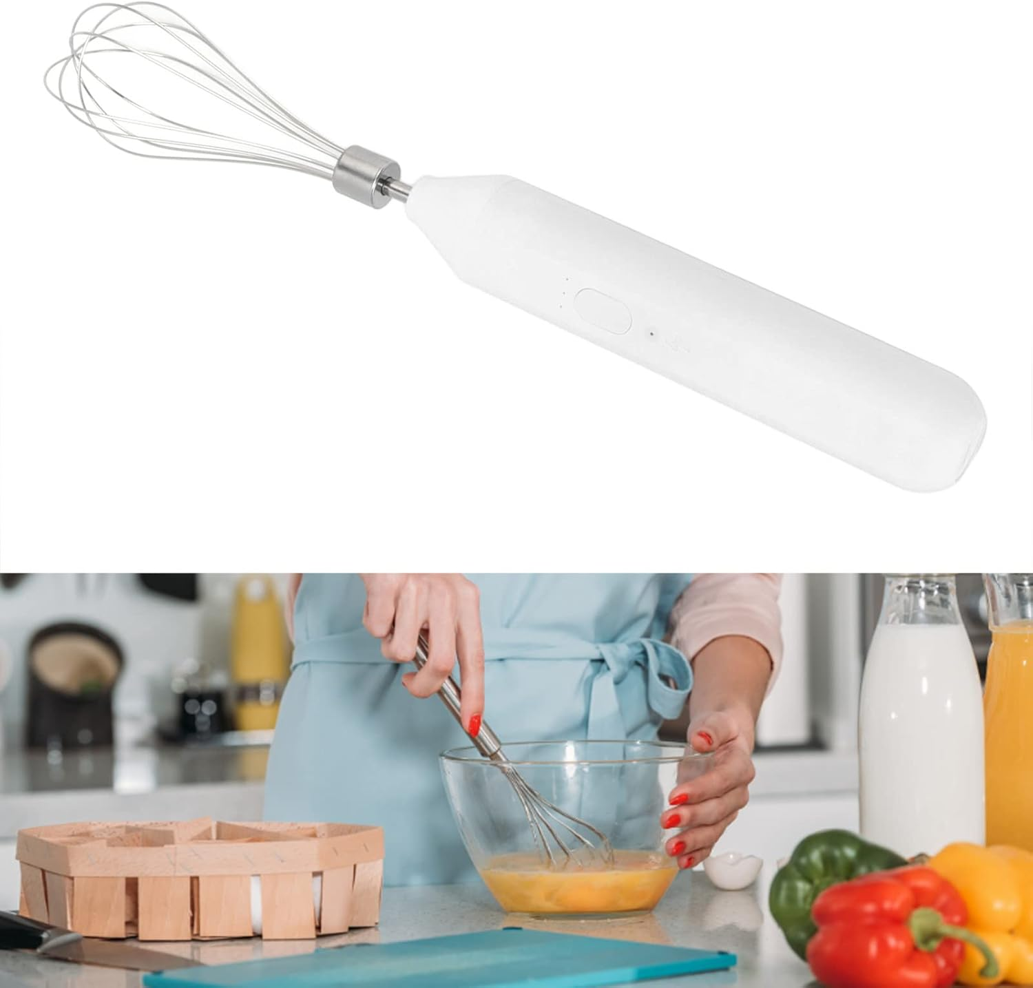 Eine Frau verrührt Eier in einer Glasschüssel mit einem Handmixer. Gemüse und Getränke stehen auf der Theke.