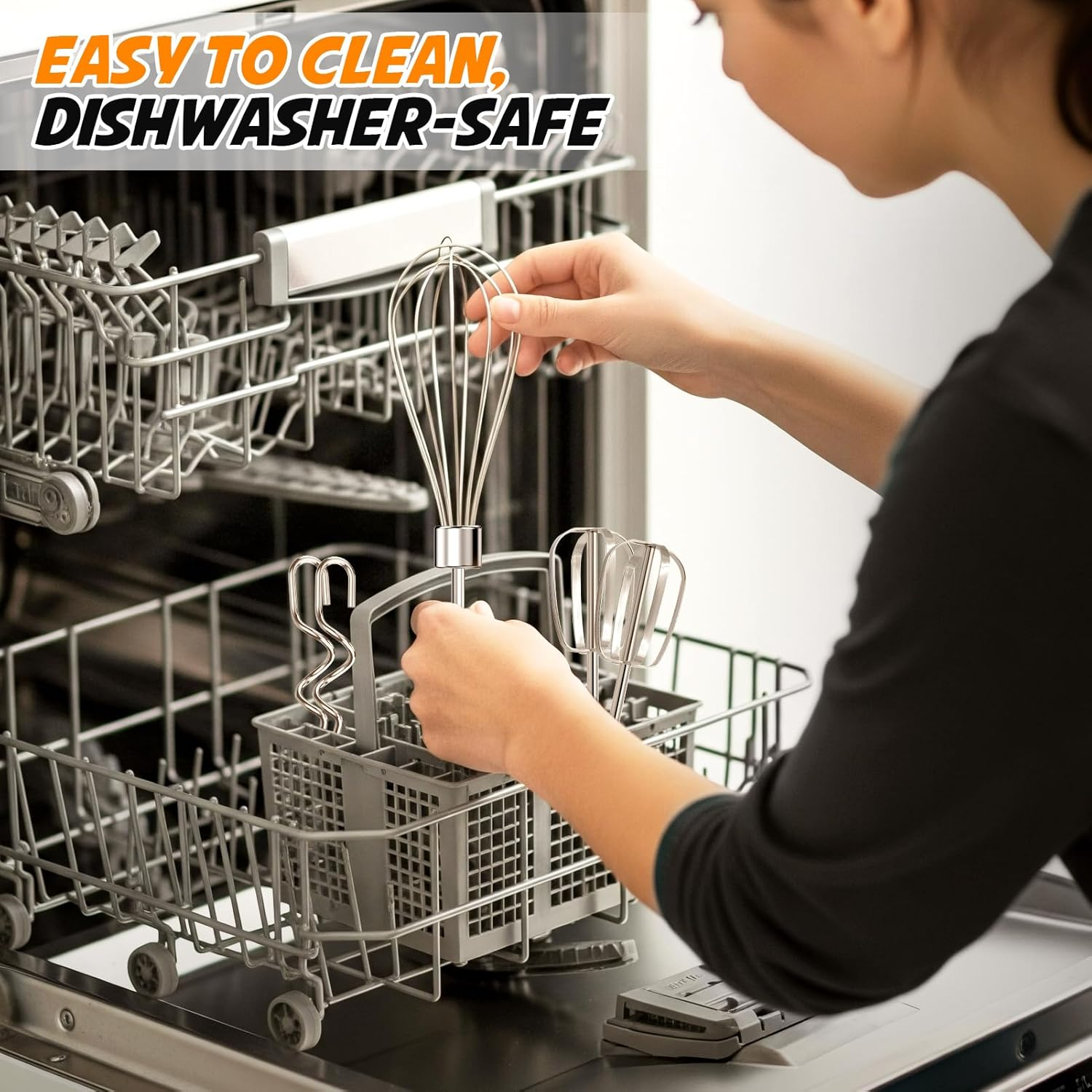 Eine Person legt einen Schneebesen in eine Spülmaschine. Der Text 'EASY TO CLEAN, DISHWASHER-SAFE' steht oben.