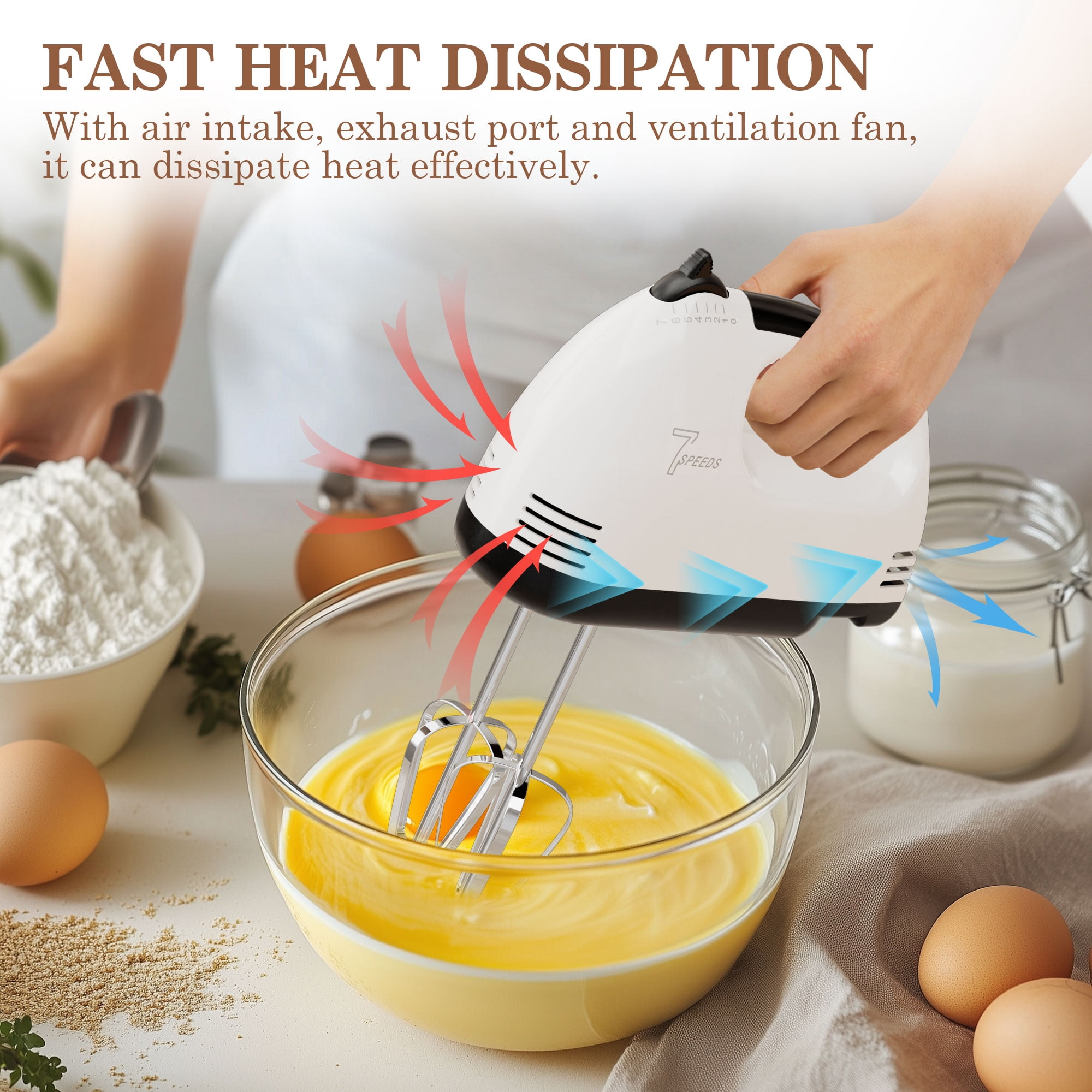 Ein Handmixer verrührt Eier in einer Schüssel. Mehl und Eier sind ebenfalls auf der Theke zu sehen. Pfeile zeigen den Luftstrom.