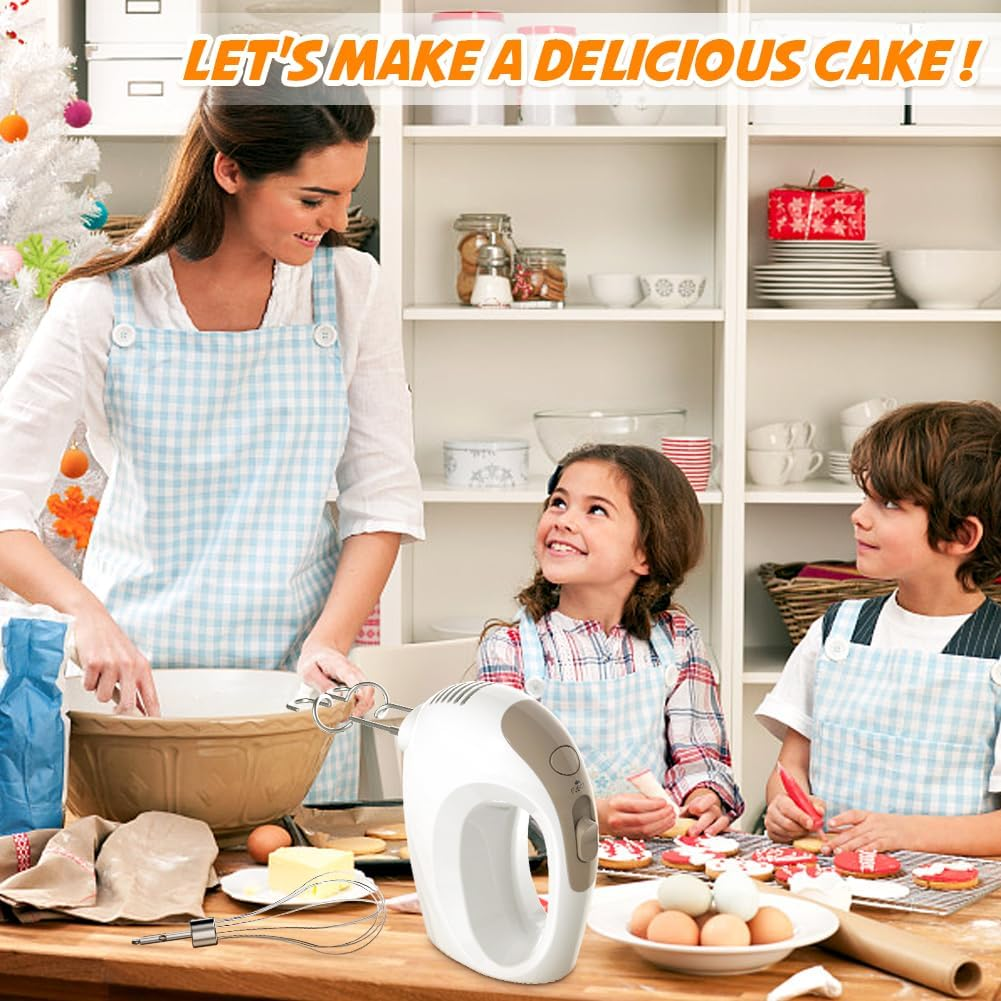 Eine Frau und zwei Kinder backen. Die Frau verrührt Zutaten, während die Kinder Kekse dekorieren. Ein elektrischer Mixer ist im Vordergrund.